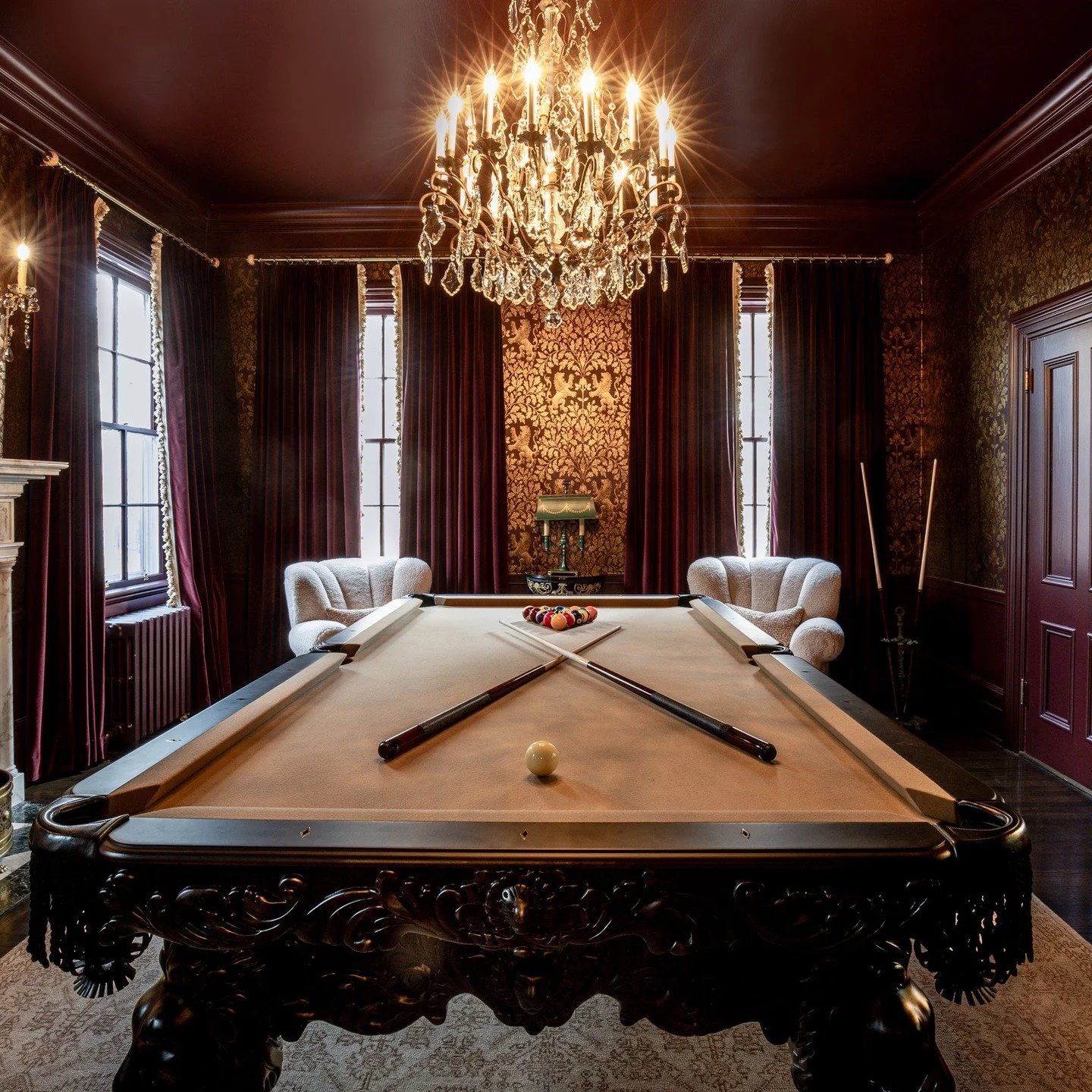 One more peek into the Lioness Den&mdash;because it&rsquo;s just too dreamy not to share. 🖤
Rich tones, layered textures and dramatic lighting make this space beautiful. 📸: @lakelightarchitecturephoto Contractor: @santannicustomhomes