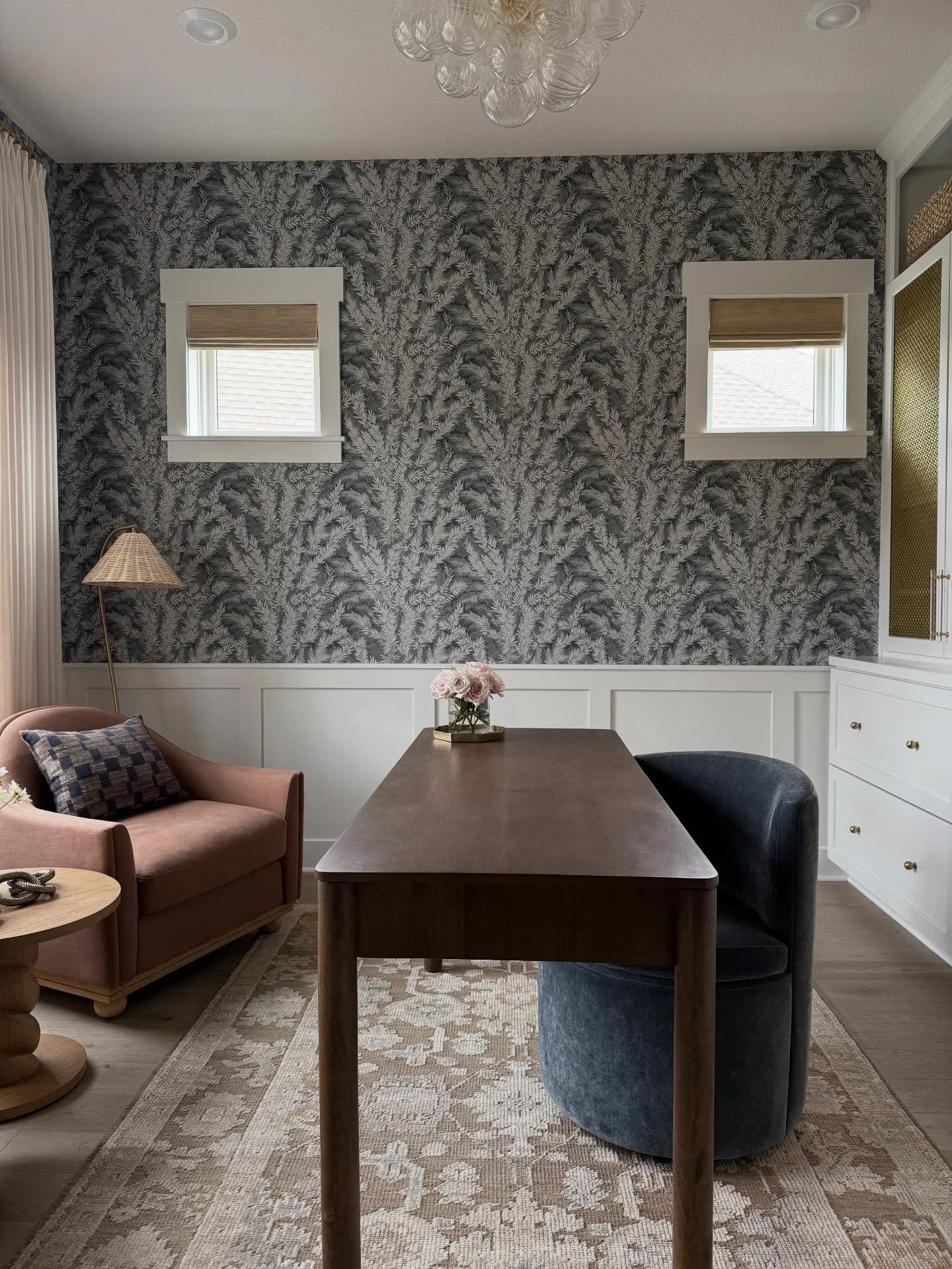 A little behind-the-scenes of a recent collaboration with @lakestudiodesign ✨
We transformed her home office into a space that&rsquo;s not only polished and beautiful, but truly functional for how she runs her business day-to-day.

And if the wallpap