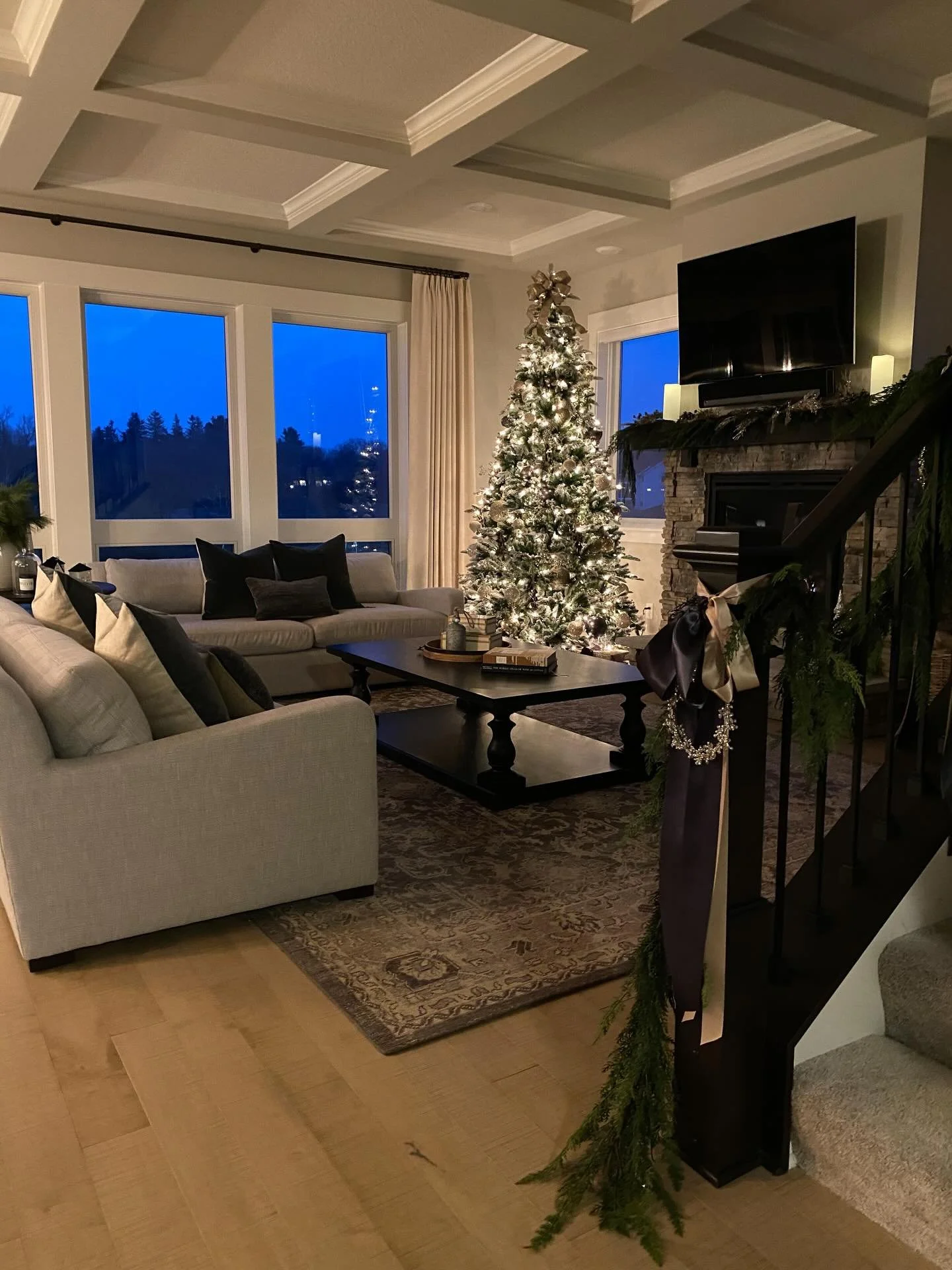 A little holiday sparkle never hurts ✨
Gunmetal, gold and silver bring in subtle shine without overpowering the space. Cozy, festive, and still elevated.