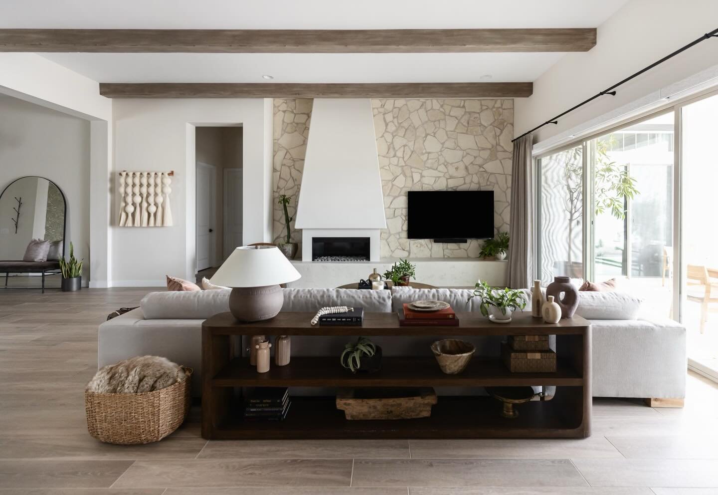 A custom-designed fireplace wall that elevates a builder-grade space into something intentional and refined. Designed to anchor the room and set the tone for the entire home.

📸: @lifecreated