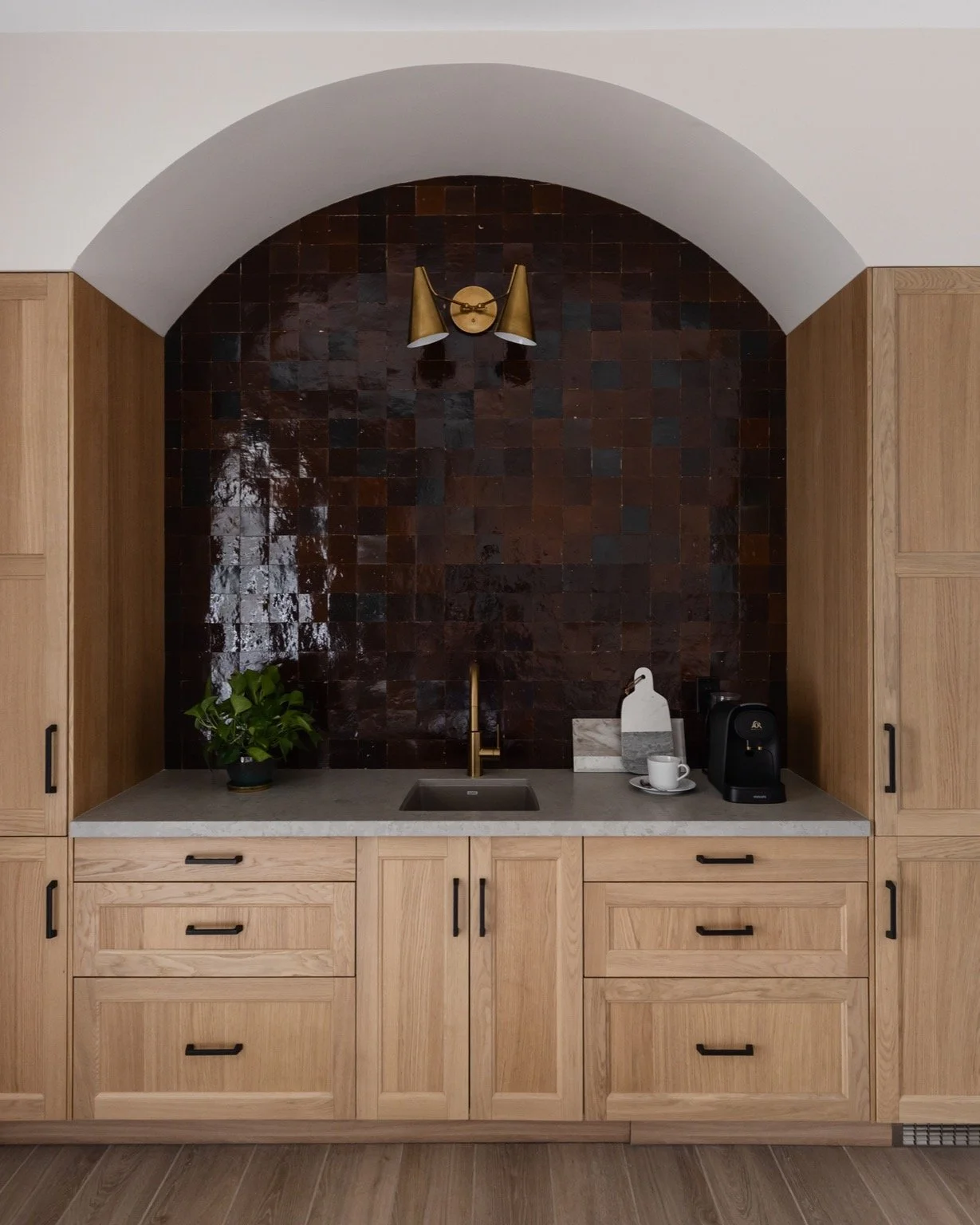 The kitchenette in this Guest suite is anchored by a show-stopping tile backsplash&mdash;designed to feel cohesive, elevated, and intentional.

📸: @lifecreated
