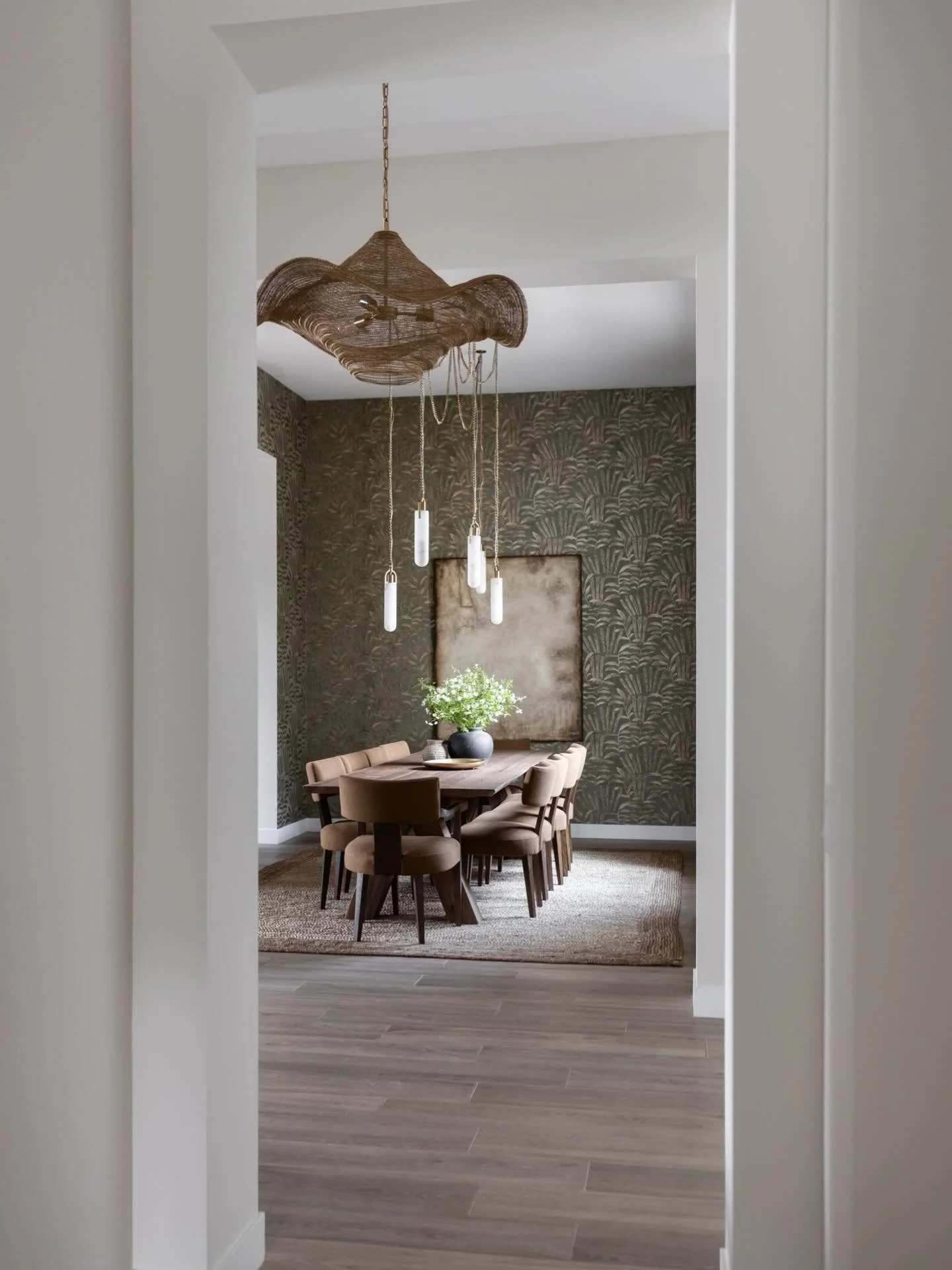 I love this view&mdash;two statement lights, one in the foyer and one in the dining room, each bold in their own way but still perfectly in sync.

📸: @lifecreated