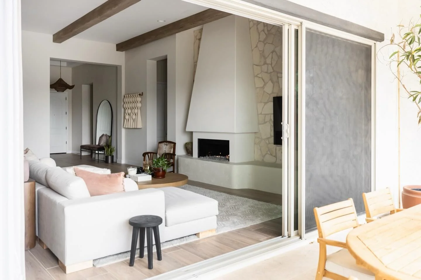 I love how this home flows from the living room straight outside. It makes entertaining, relaxing, and everyday life feel so much more connected

📸: @lifecreated