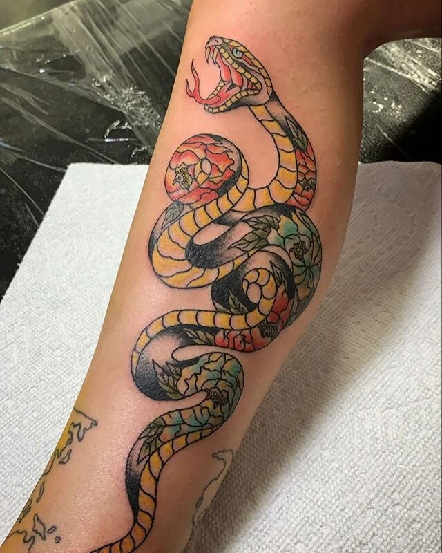 Flower power snake tat πΈ 
#embellish#thesnake#snaketattoo#colortattoo#flowertattoo#studio#oneonone#daze#time#longer#life#color#paint#draw#paint#tattoo#maraoharatattoos