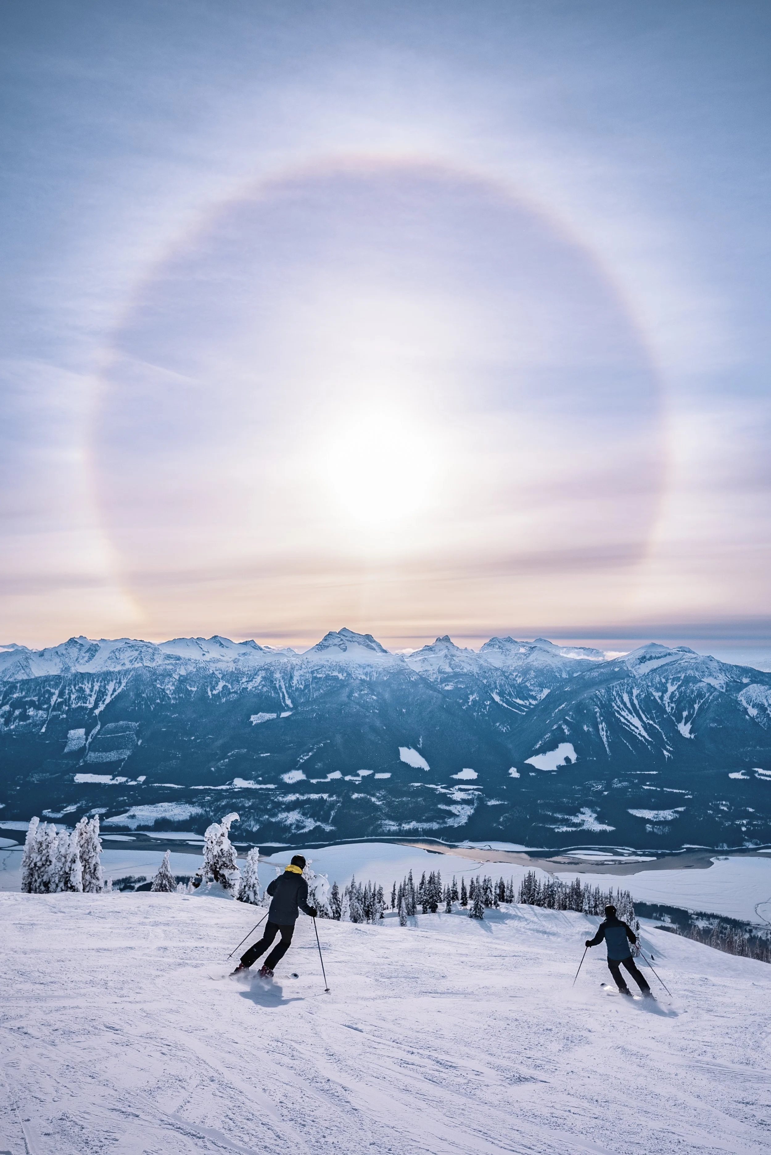 TomPoole_Scenic_SnowRodeo_Sundog_skiing.jpg
