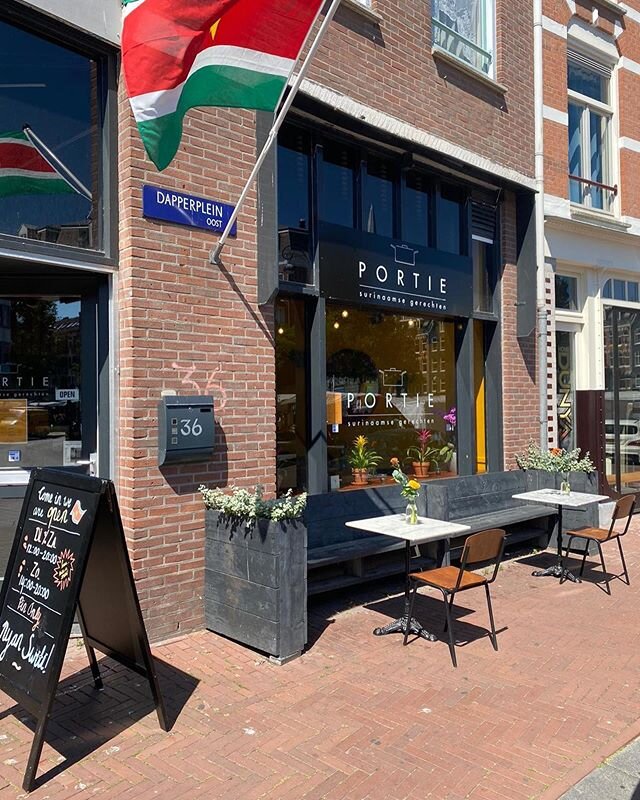 Aaaayee Portie matties, jullie zien het goed! A son faya, dus we dachten: nak mi wan terras! 🌞 vanaf nu kunnen er (met mooi weer) 10 mensen buiten zitten. Let wel - dit is zonder bediening. Self service! Zoals onze vriendin uit Su zou zeggen: help j