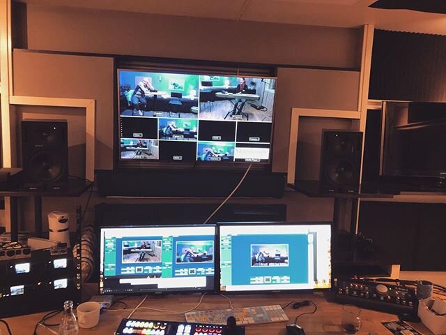 I kveld kl 19:45 skal det livestreames fra @badeogradio sitt ombygde #studio89 med @christian_ingebrigtsen og #HenrikSyse #forskjellige sammen #skyskraperlive #spent #tunein #sang #filosofi #godstemning