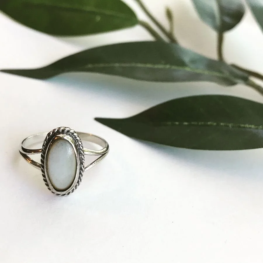 Vintage Silver Ring with Neutral Oval Stone