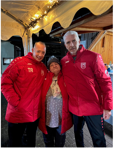 Dicke Winterjacken für die 1. Frauenmannschaft und "Moni"!