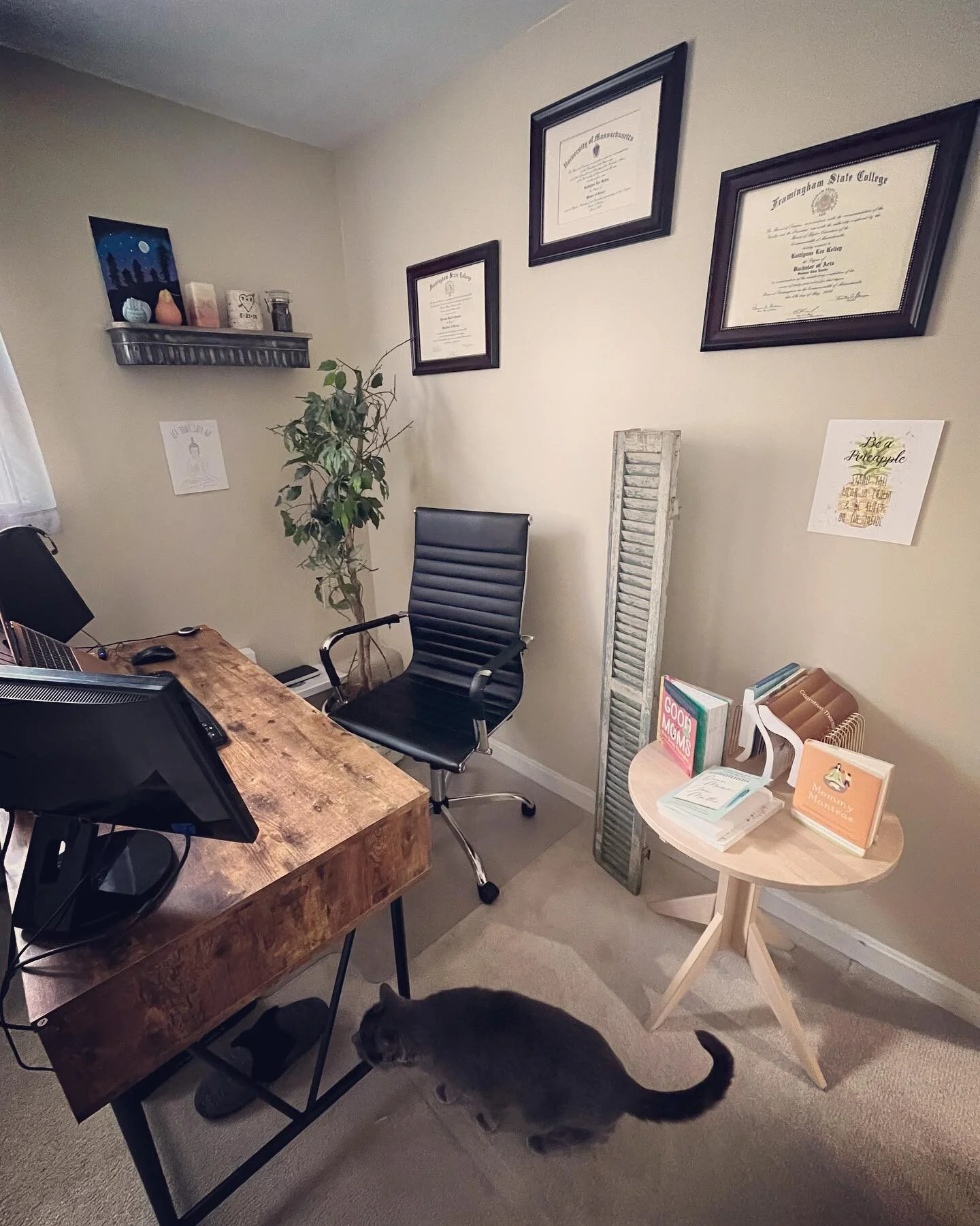 With the change in seasons I felt like I needed a change of scenery 🍃 I re-arranged my office and this will be the new spot that I create space in (literally and figuratively 😉🙃) Anyone else get the re-arrange bug in the spring?! 🌸🌷(special gues