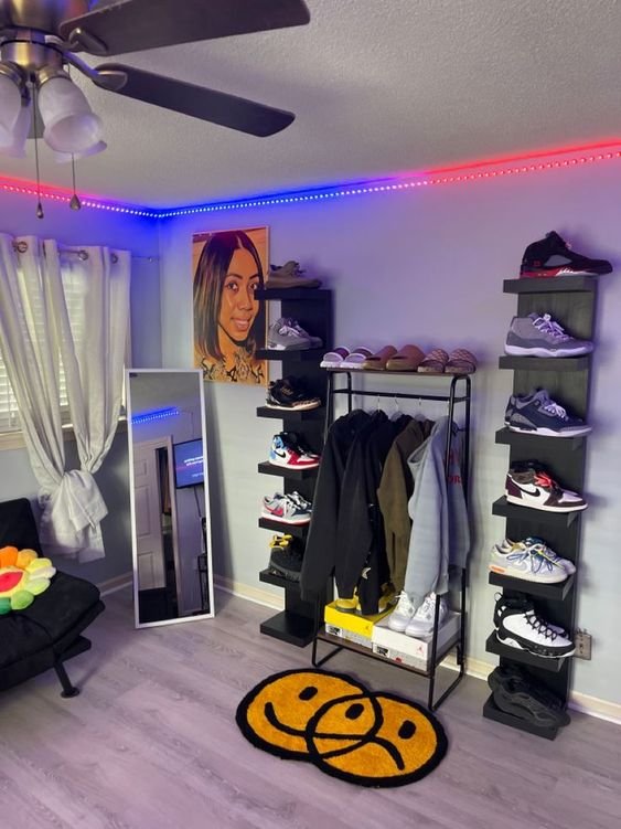 klik satellit Kæledyr Maximizing Space: How to Create a Trendy Hypebeast Room with Floating  Shelves and Racks — DRAHUWS