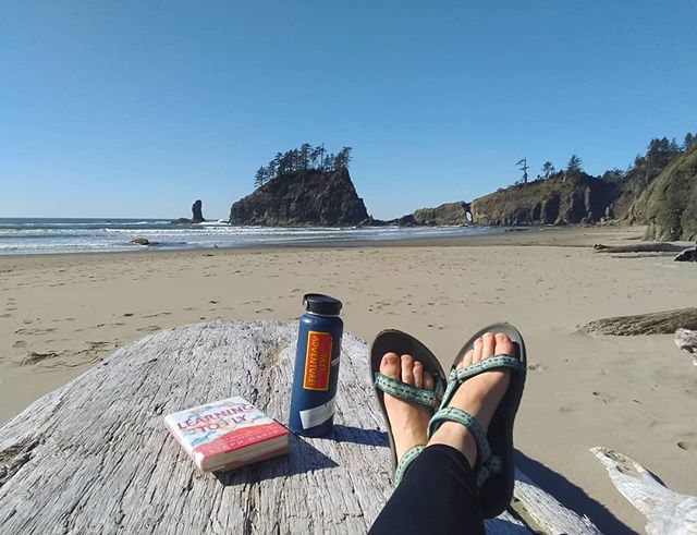 Reading one of Steph Davis' books on the beach 😍

Still road tripping:)