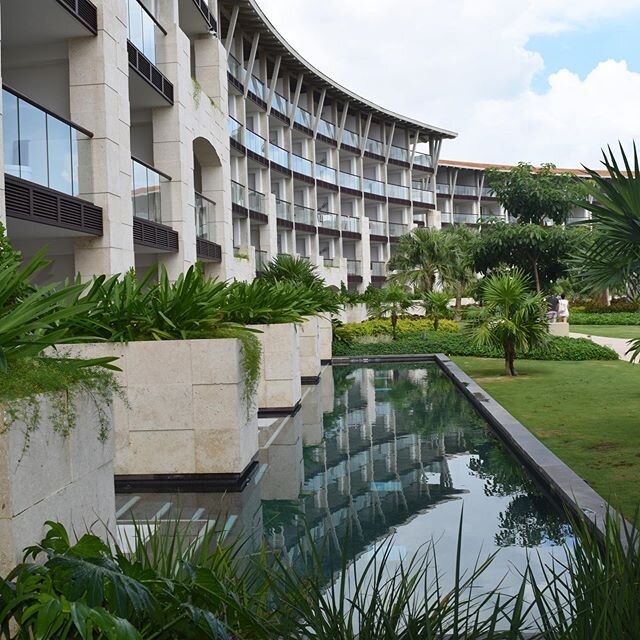 These swim out rooms at Unico are gorgeous! Just like the rest of this five diamond property that delivers on cuisine, craft cocktails and so much more. 
#unico2087 #allinclusive #adultsonlyresort #honeymoondestination #beachwedding #rivieramayaweddi