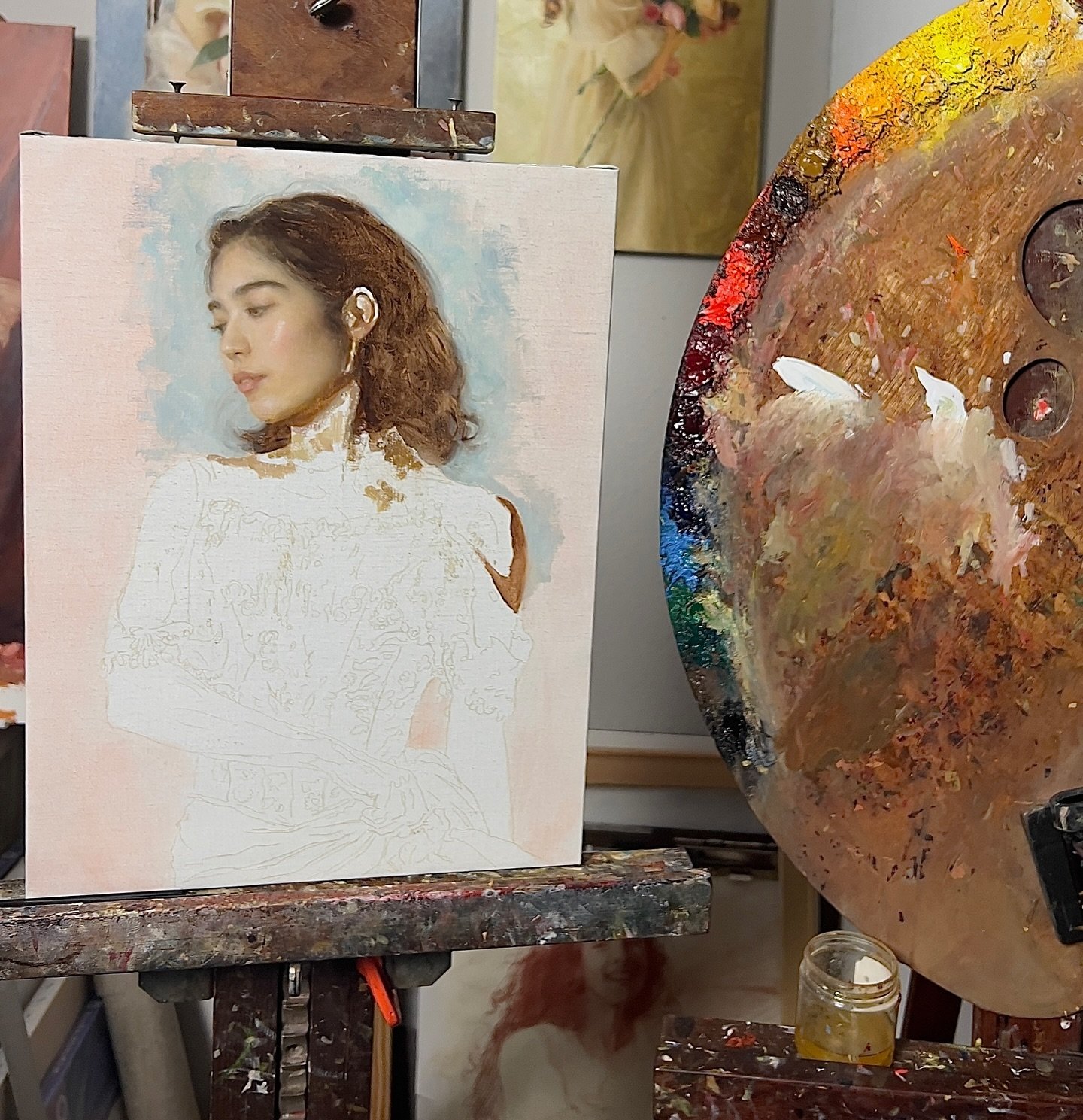 Bouncing back and forth between this block in and a large transfer drawing... 🌸 can't wait to share the new projects I've been working on! 

Happy Thanksgiving! 

#artist #oilpainting #ballerina #portrait #classicalart