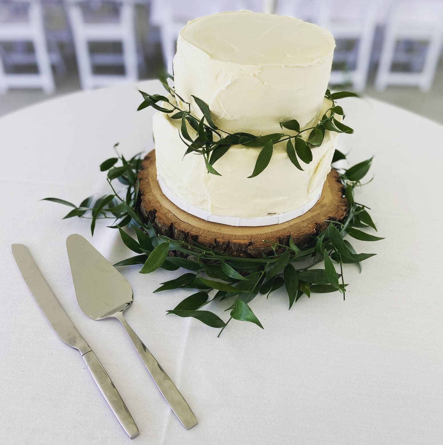 We may be on maternity leave but we couldn&rsquo;t stay away from this beautiful wedding at @bayviewweddings with @forgetmenotflorist18 last week.

Simple cutting cake+ sheet cakes 

White cake, raspberry filling and a white chocolate buttercream fro