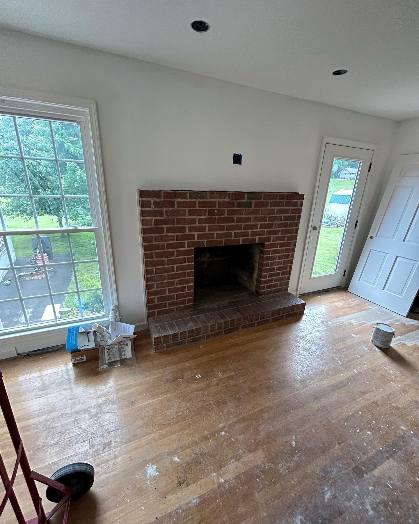 Starting to finish up painting on an  interior remodel we&rsquo;ve been a part of. Here&rsquo;s the before and after of the fire place. We blacked out the inside and re finished the mantle to match the kitchen cabinets.