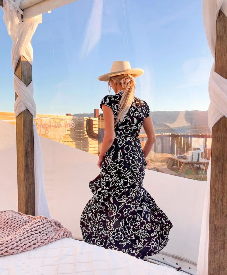 elly-joel-bw-linework flower.png