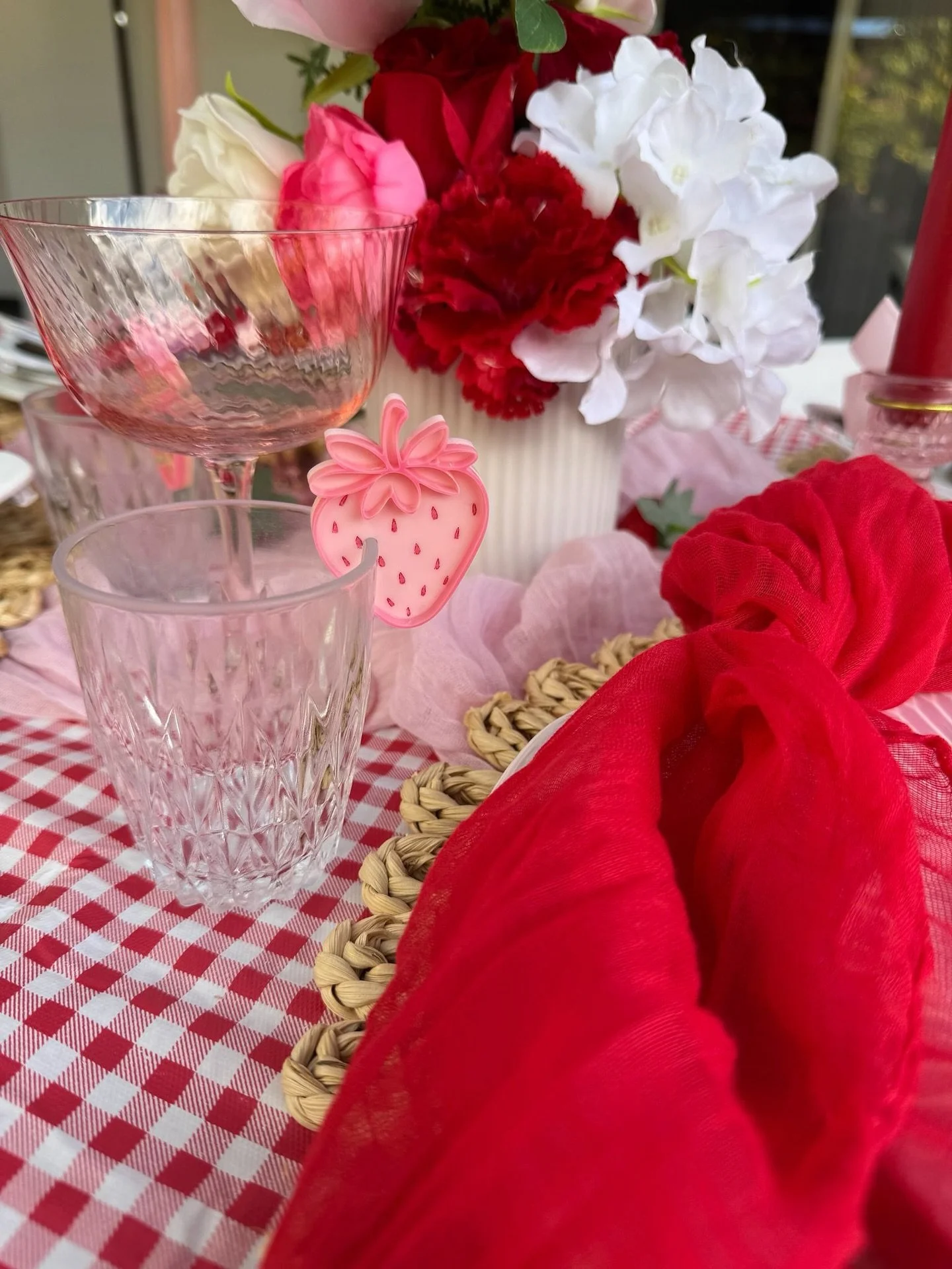 Berry sweet details 🍓✨
These strawberry drink tags were made just for this dreamy setup by @peccasso_picnics 

Planning a theme? We can custom cut to suit any event. 💌 DM to create yours.

#BerryCute #CustomDrinkTags #EventStyling  #PartyDetails #T
