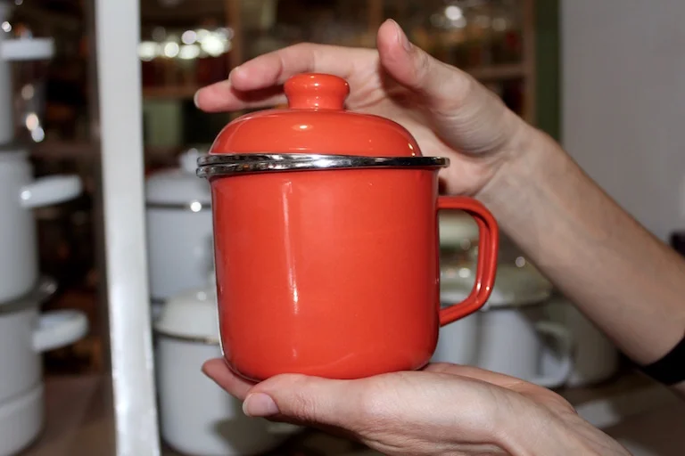 Every visitor to Jakarta should own one of these bright enamelware mugs with a lid. They are used in households throughout Indonesia to keep hot drinks warm. Why not add one to your shopping list!