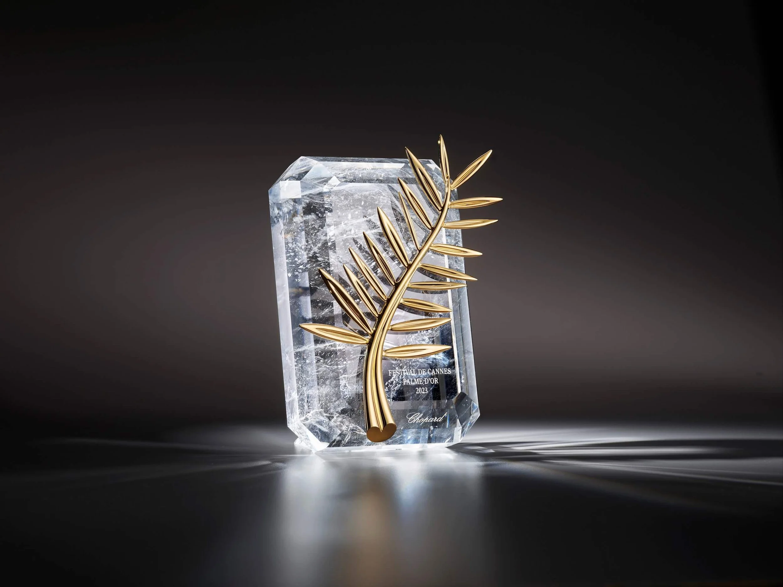 《坠楼死亡的剖析》导演Justine Triet获颁第76届戛纳电影节金棕榈奖杯，由Chopard萧邦高级珠宝工坊精心打造 — Amazedaily