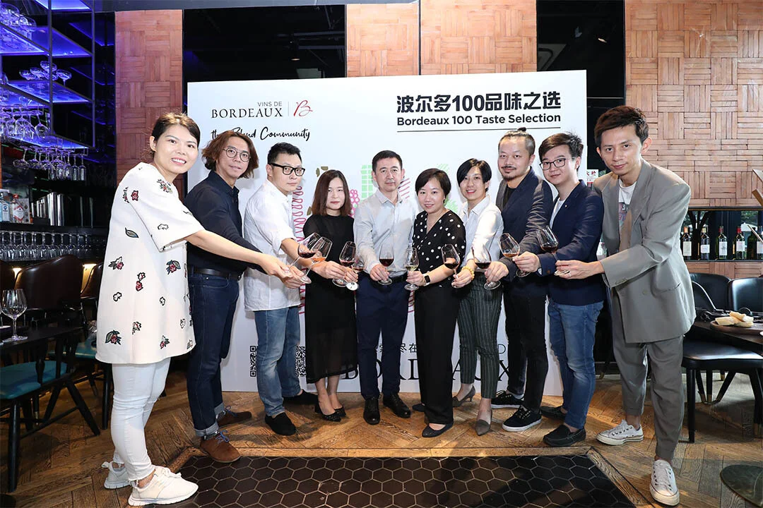 （从左到右依次为）“波尔多100品味之选”评委徐锡莲老师、齐绍仁老师、曹熠斌老师、郭莹老师、李德美老师、波尔多葡萄酒学校大中华地区项目经理杨薇、评委沈嘉老师、曹凯老师、李斯阳老师和徐伟（葡萄酒小皮）老师