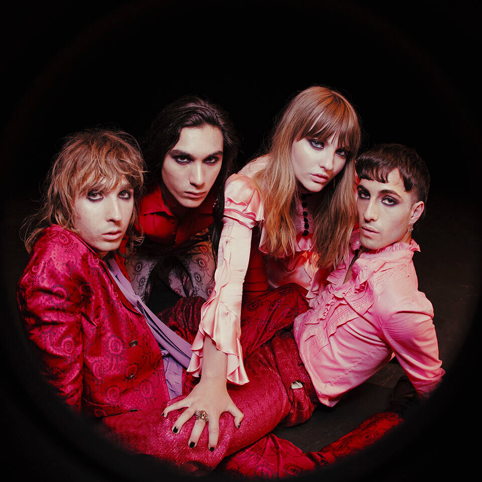 意大利摇滚乐队Måneskin身着古驰出镜音乐录影带