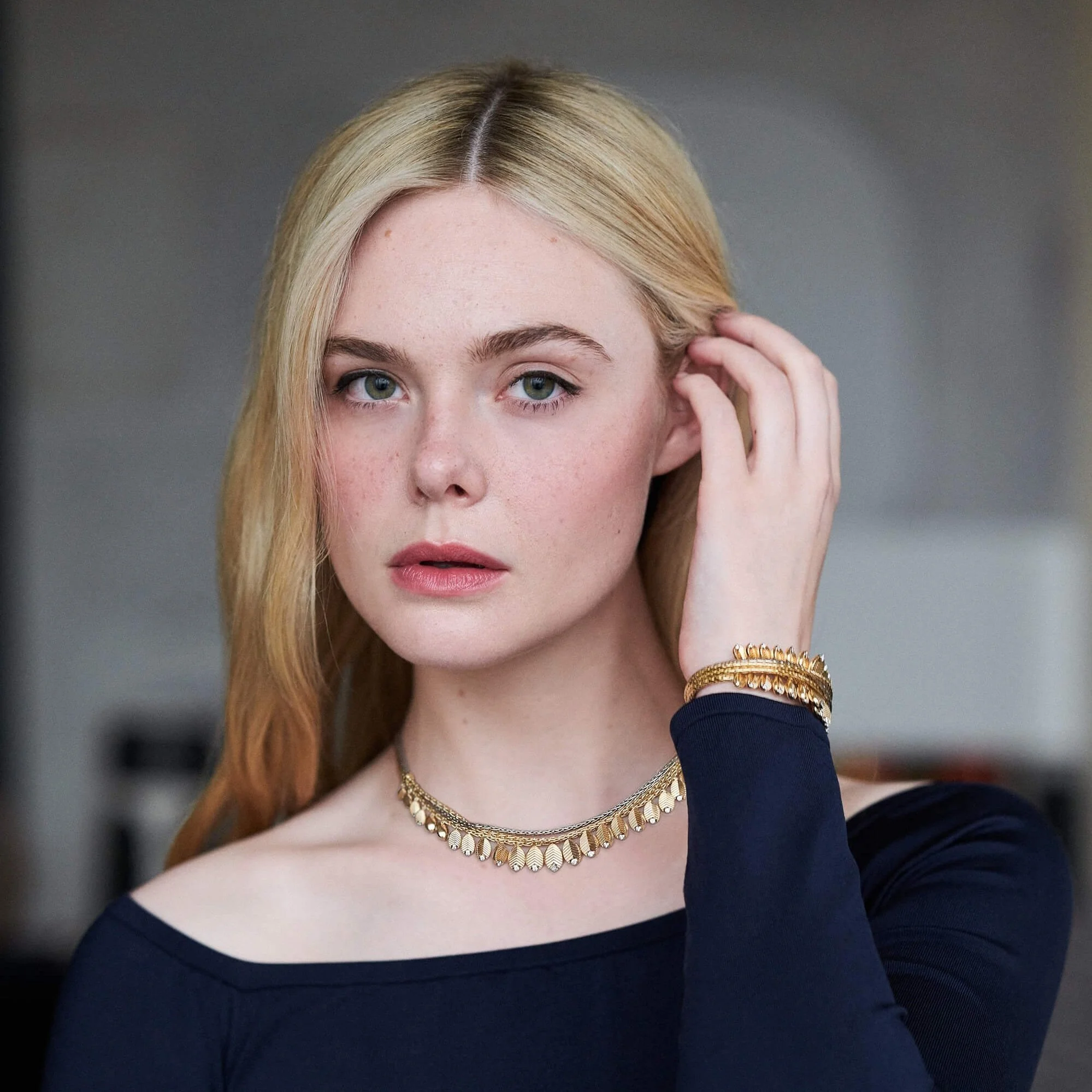 卡地亚携手全球品牌大使艾丽·范宁(Elle Fanning),共同演绎Grain de Café系列