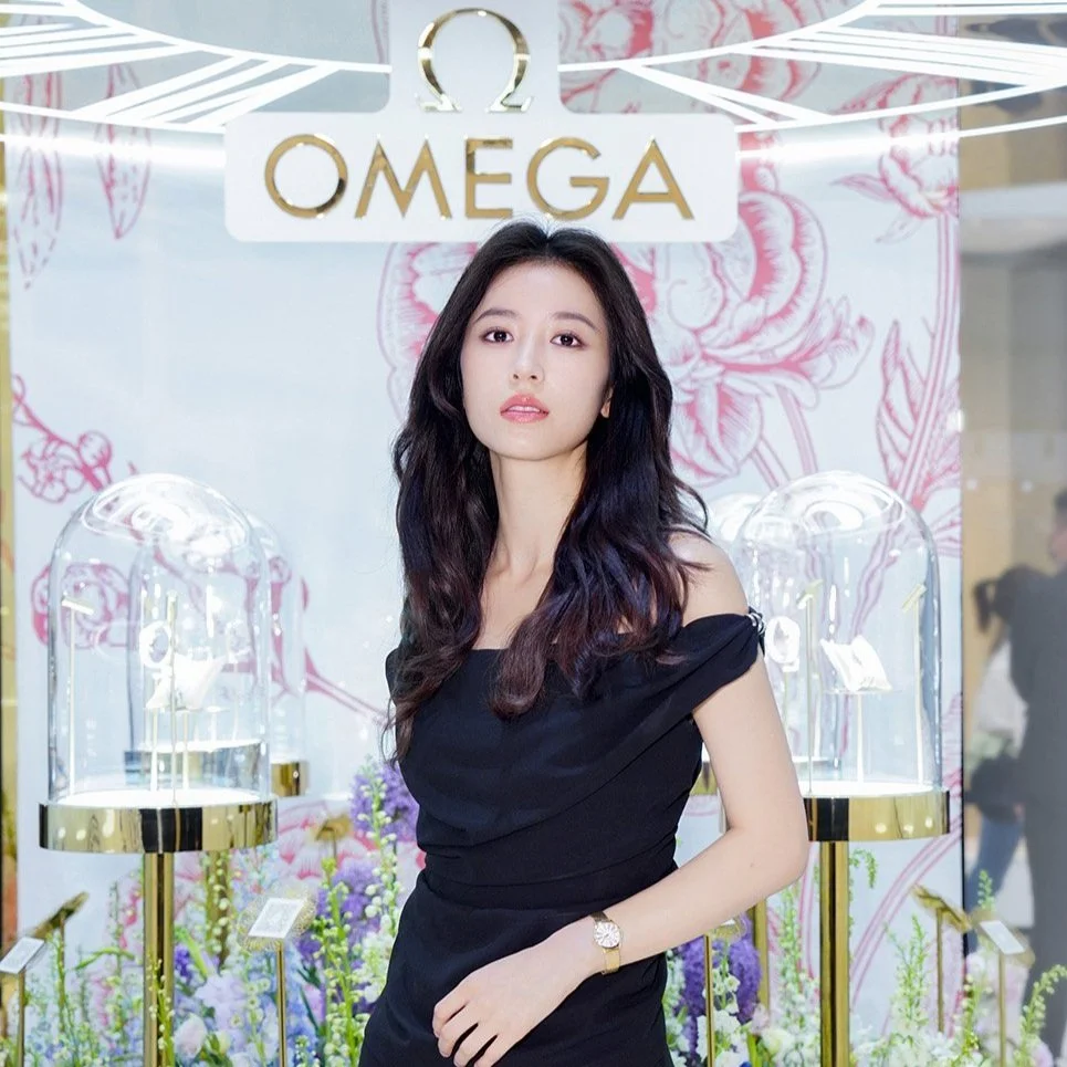 欧米茄“她的时光”女士腕表展北京站揭幕，周雨彤倾情亮相展览共赴时光的奇境
