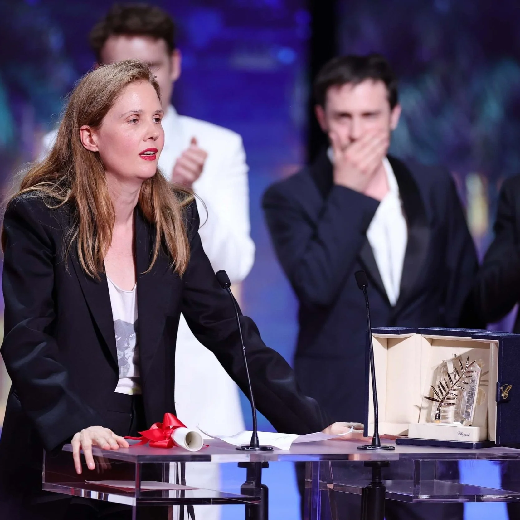 《坠楼死亡的剖析》导演Justine Triet获颁第76届戛纳电影节金棕榈奖杯，由Chopard萧邦高级珠宝工坊精心打造