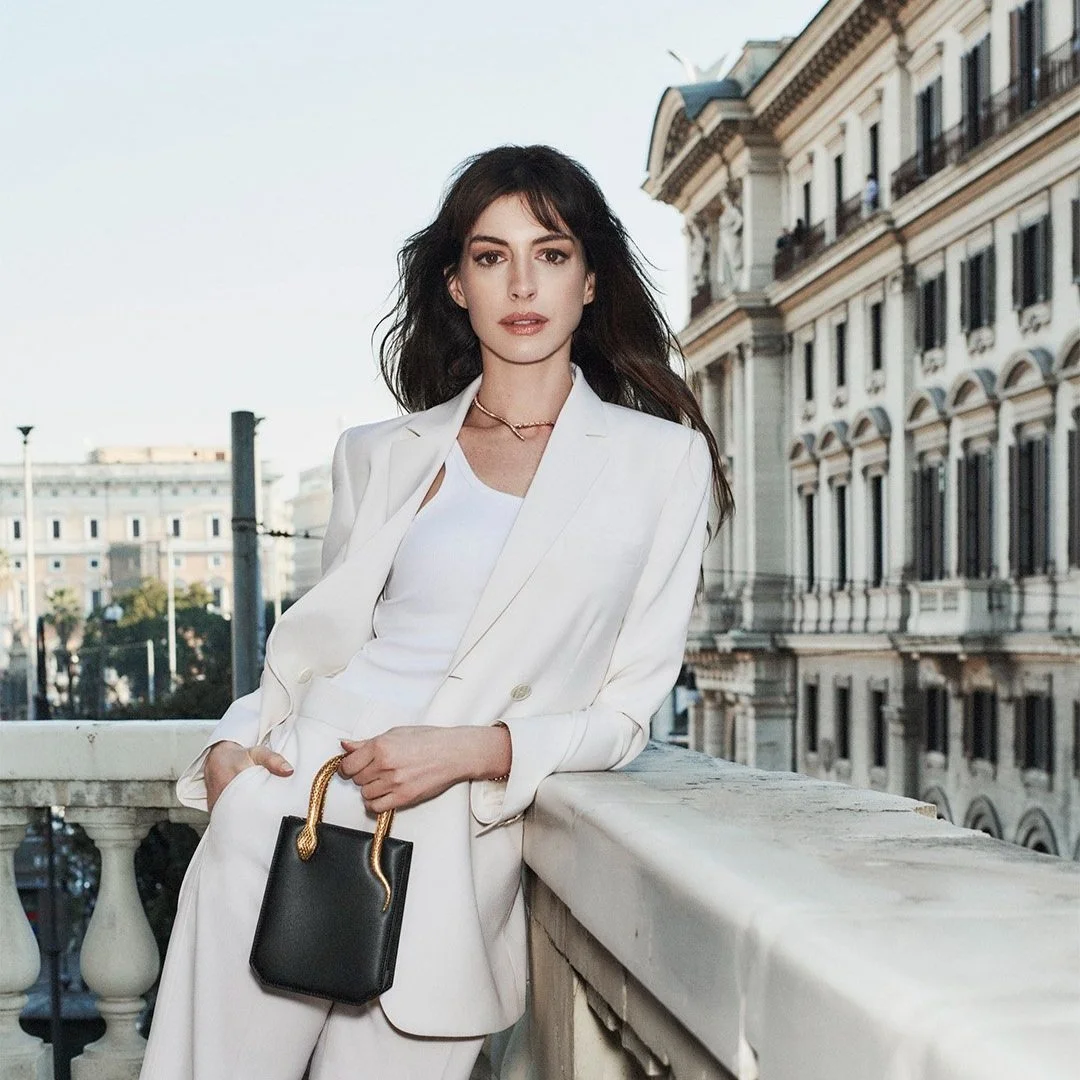 BVLGARI宝格丽全球品牌大使 ANNE HATHAWAY 演绎 2023 秋冬皮具及配饰系列