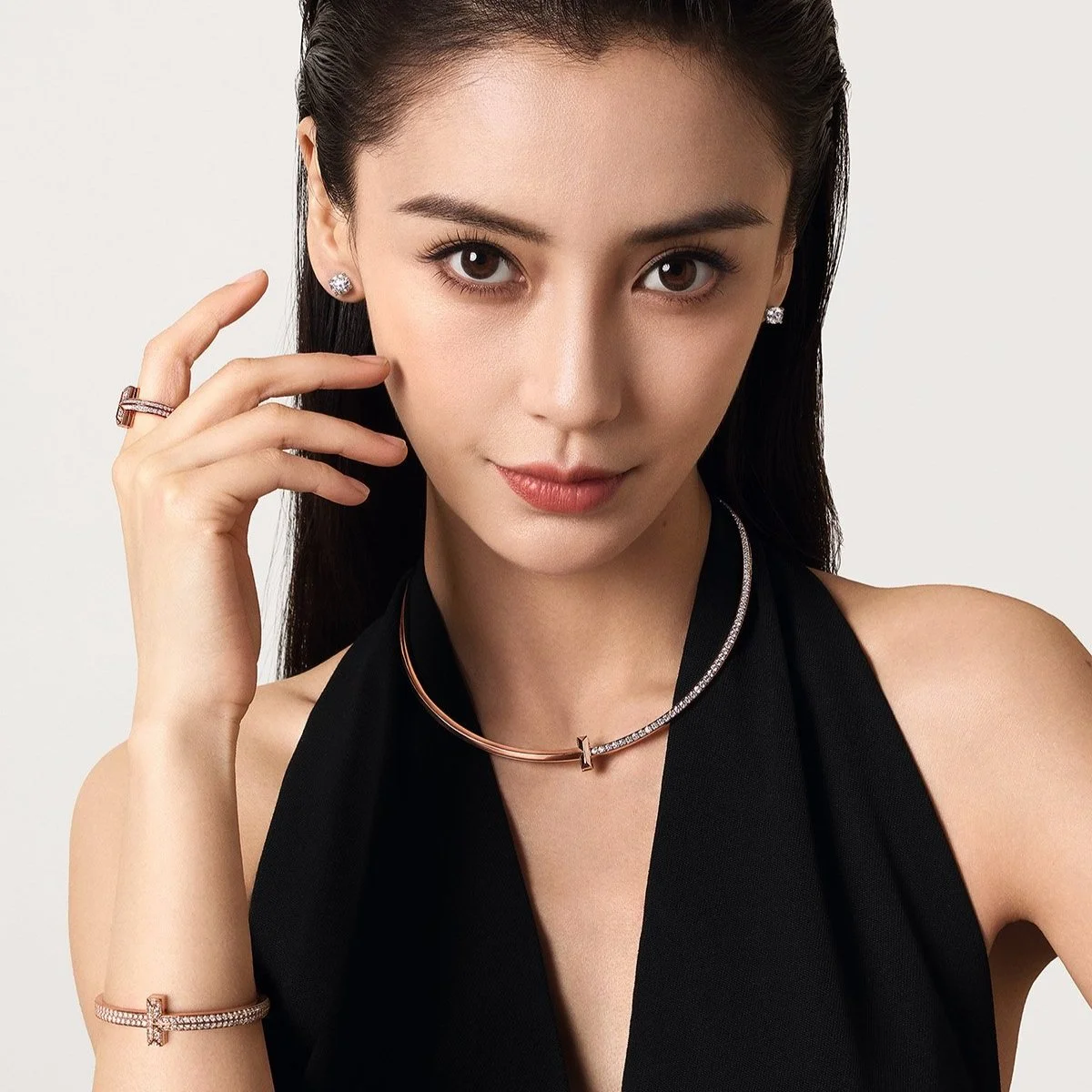 蒂芙尼携手蒂芙尼T系列代言人Angelababy杨颖，呈献全新Tiffany T系列时尚大片