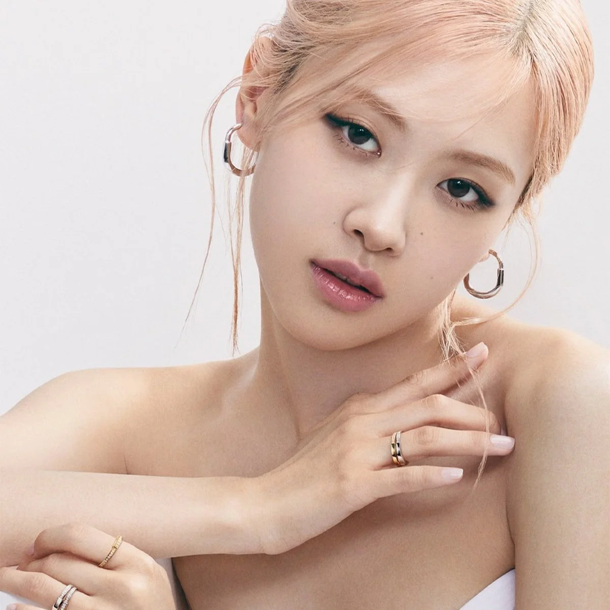 蒂芙尼发布全新Tiffany Lock系列大片，携手ROSÉ朴彩英，南希·阿吉莱姆与佛罗伦斯·珀诠释爱的象征