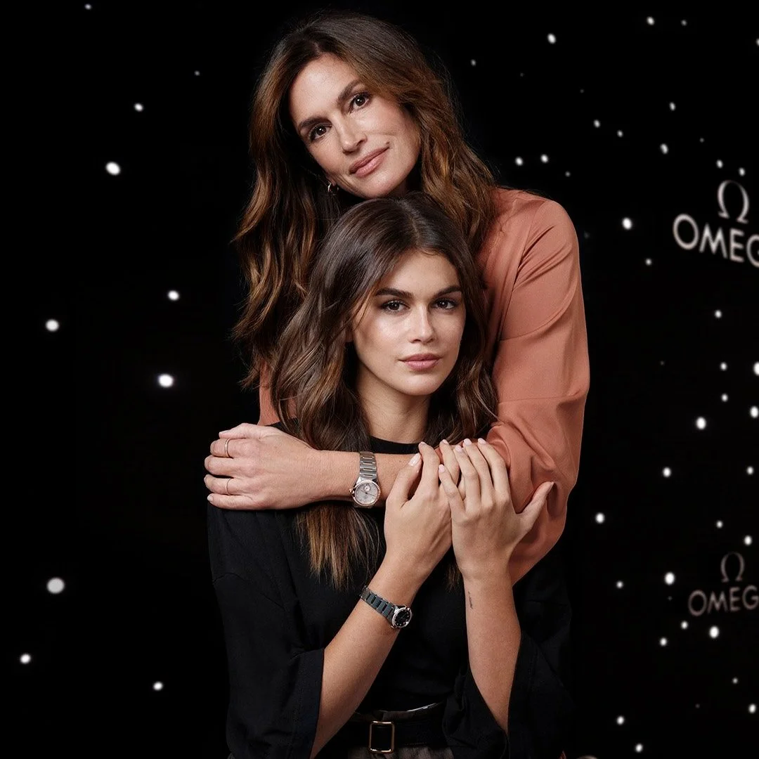 辛迪·克劳馥与凯雅·格伯亮相“欧米茄星球”展览