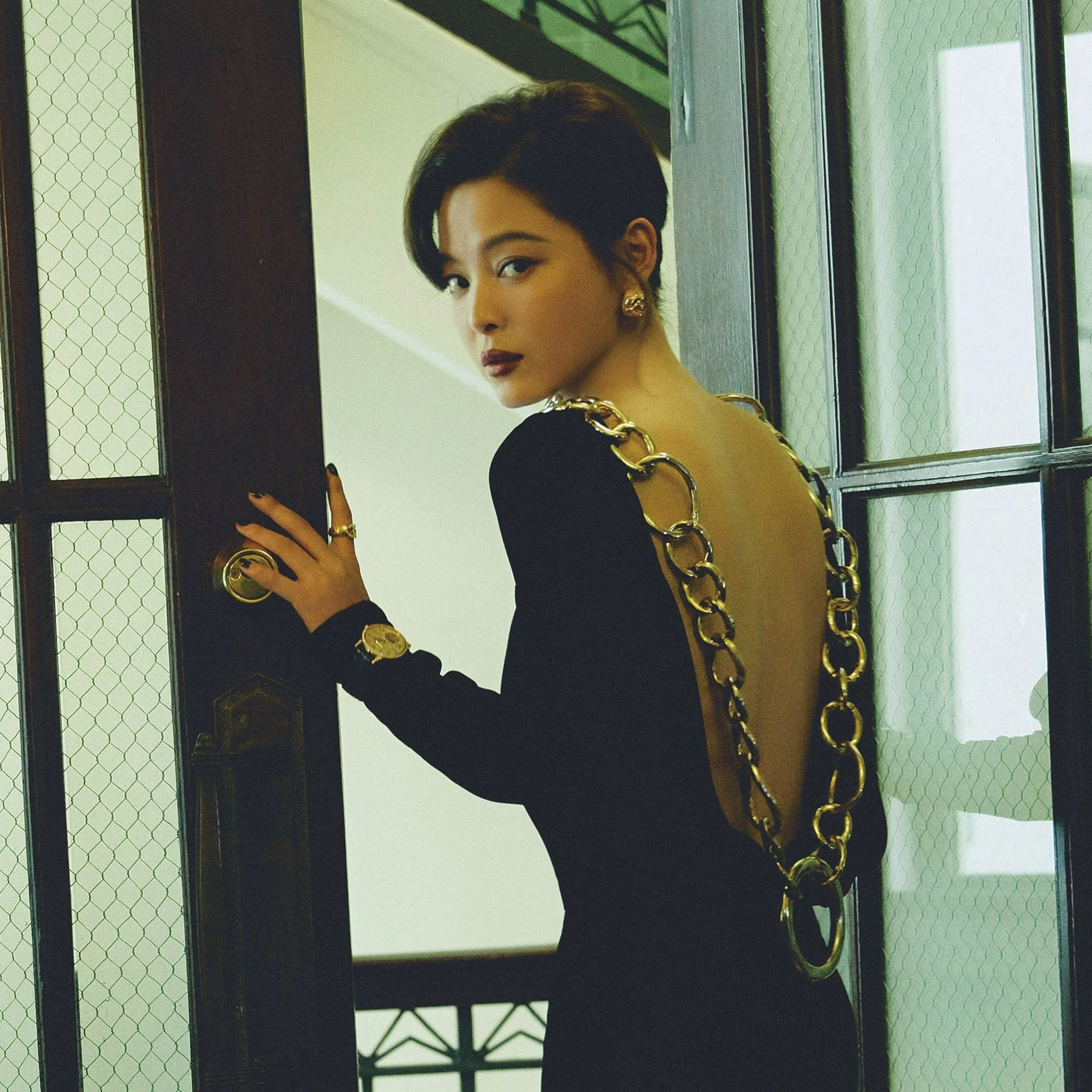 辛芷蕾佩戴万宝龙宝曦系列珠宝腕表出席《繁花》开播首映礼