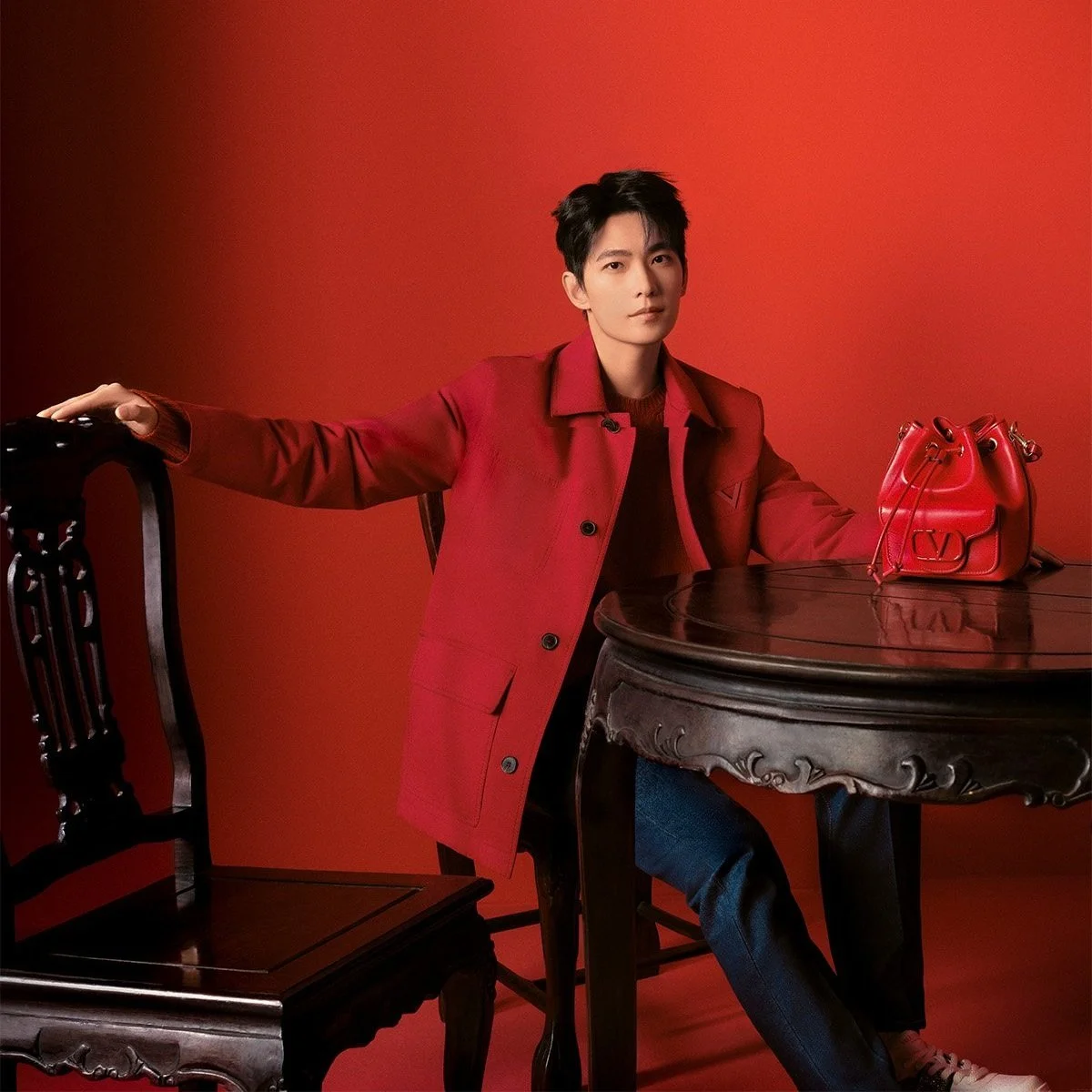 VALENTINO 华伦天奴携手杨洋、杨紫演绎2024 新春红韵系列，庆祝龙年中国新年