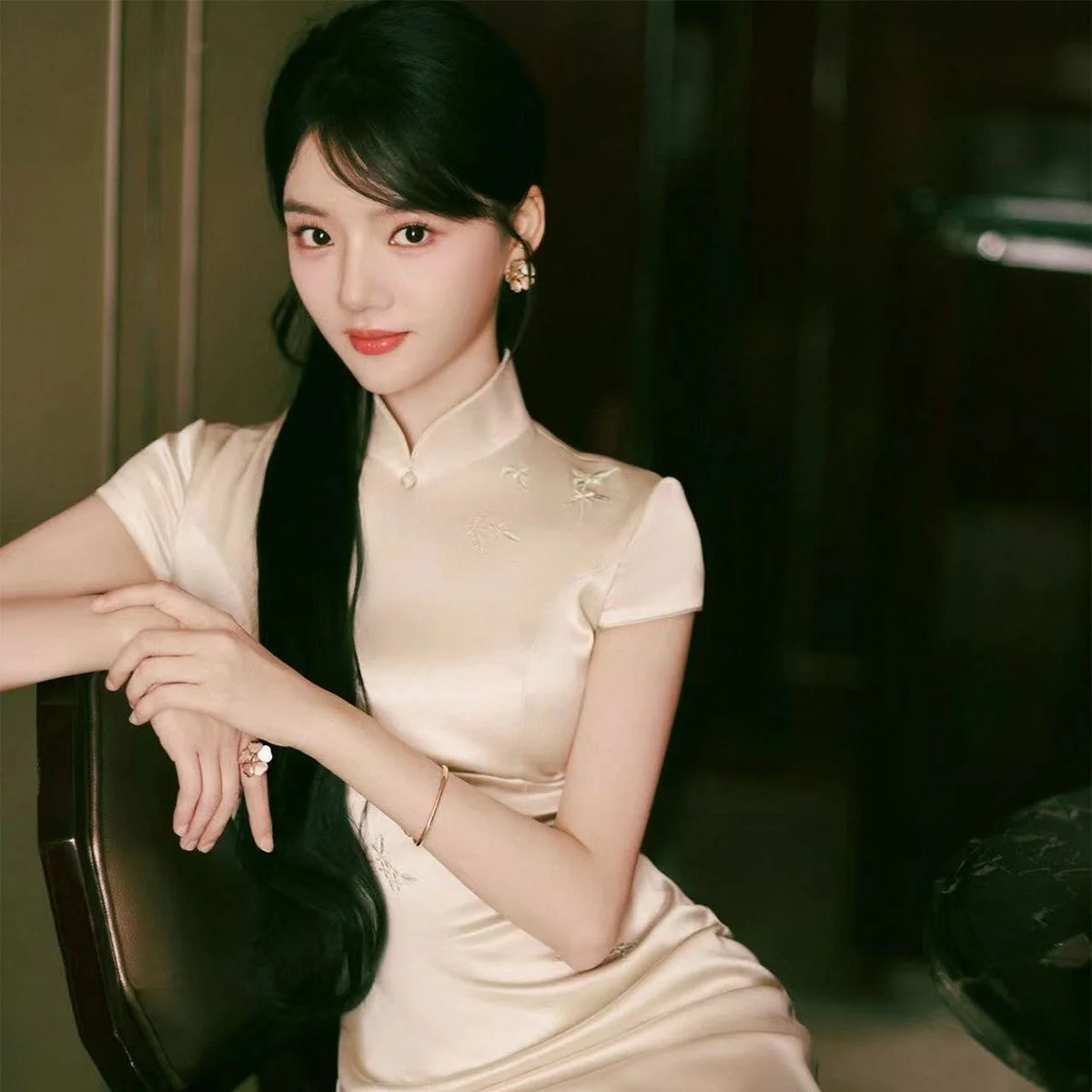 演员任敏佩戴Chopard萧邦珠宝臻品出席活动