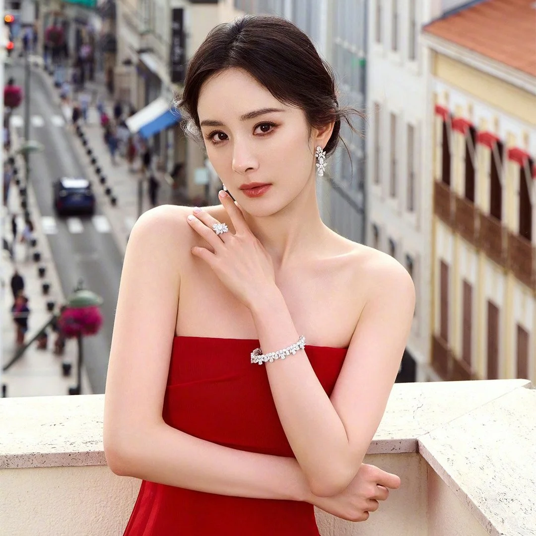 演员杨幂佩戴Chopard萧邦珠宝臻品出席“W戛纳电影之夜”活动