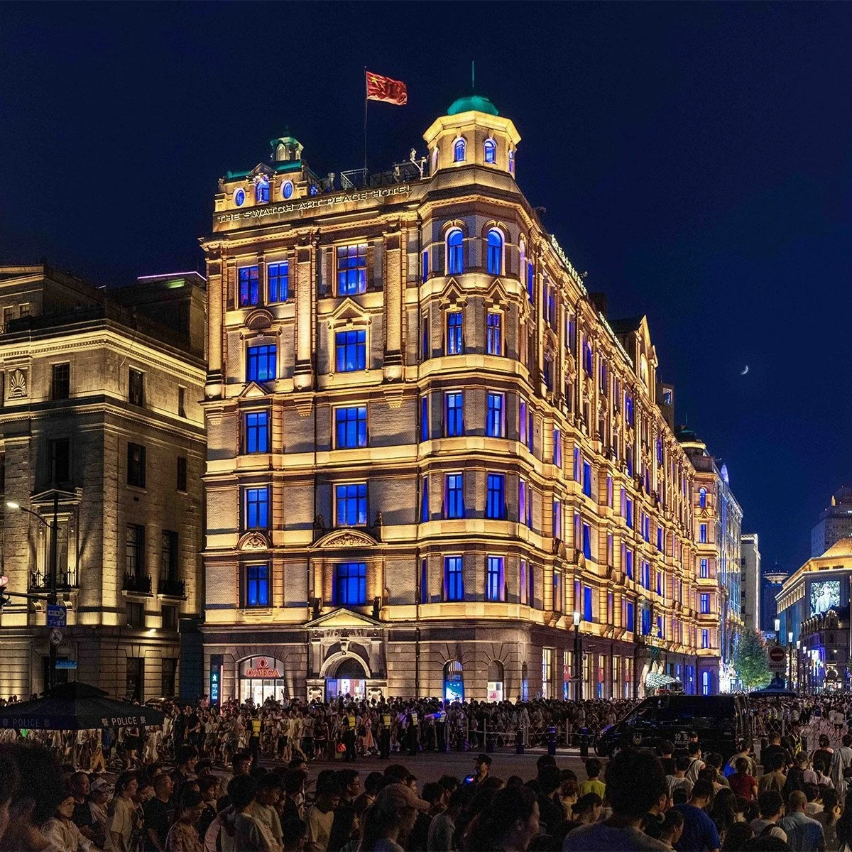 SWATCH以澄澈深蓝点亮上海斯沃琪和平饭店艺术中心,全球同频致敬蓝月