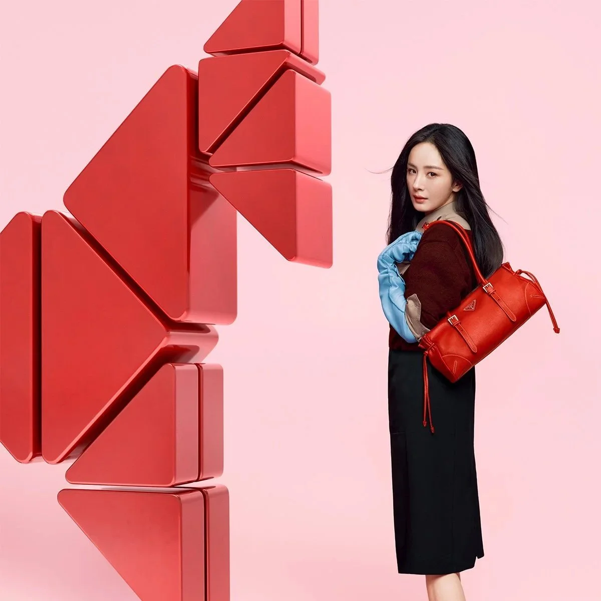 PRADA以三角赤马欢庆2026农历新年，携手杨幂、马龙呈现全新大片