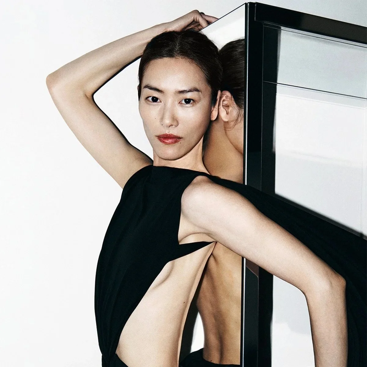 BALENCIAGA冬季26系列广告大片发布，由Dara Gueye、刘雯和Anok Yai倾情演绎