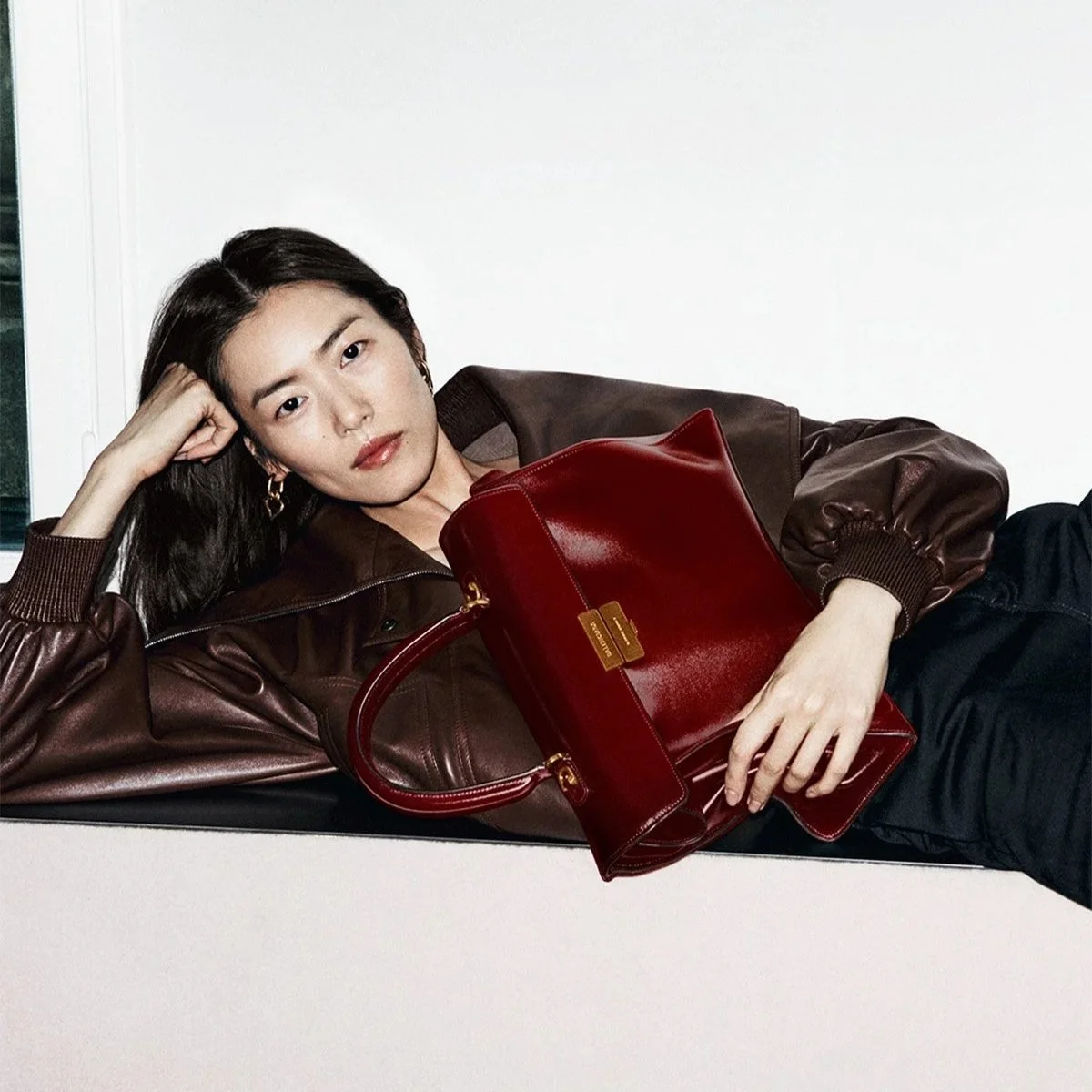 BALENCIAGA HOURGLASS AVENUE手袋，重塑经典廓形