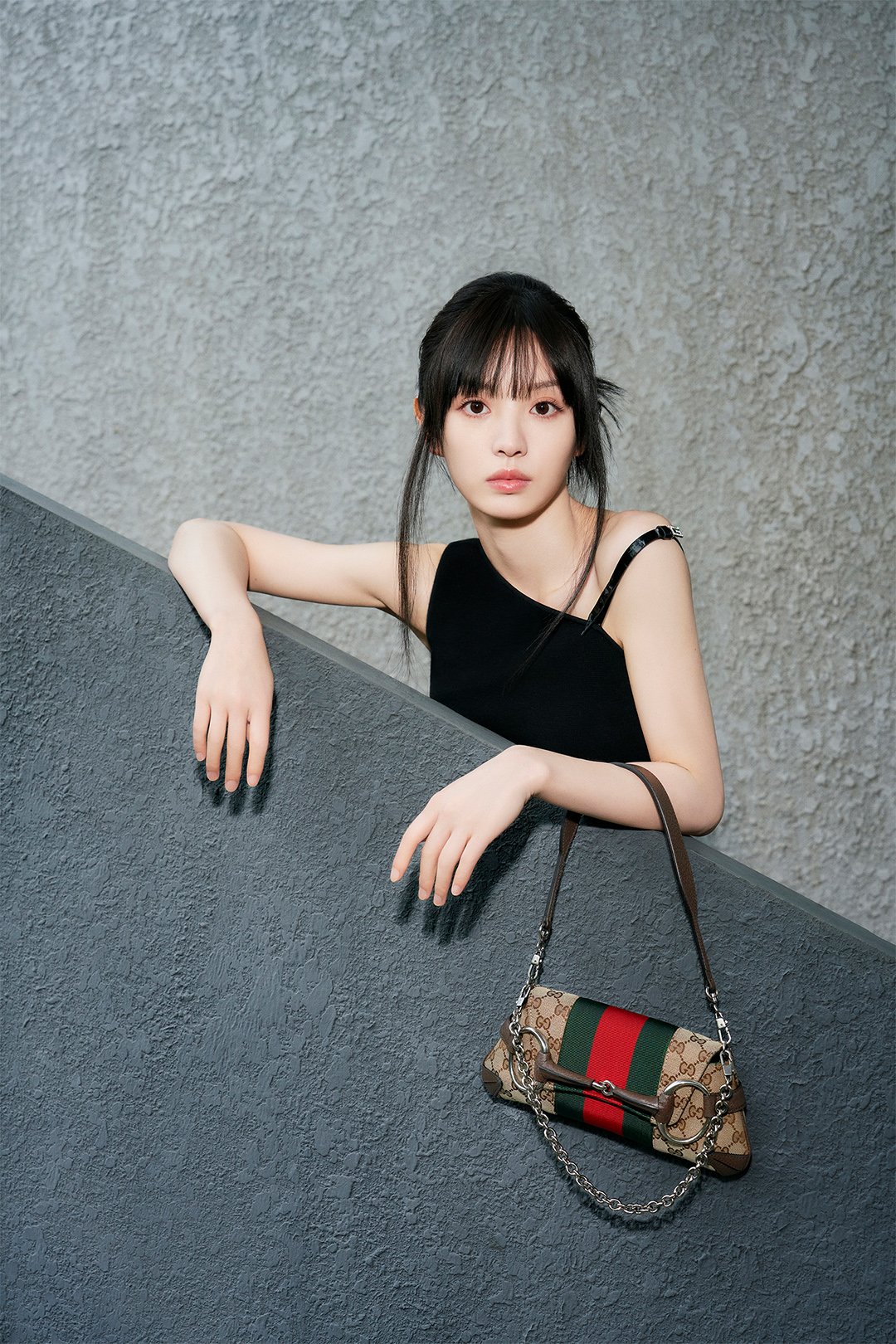 白鹿与田曦薇演绎古驰全新广告形象大片，致敬马衔扣手袋系列 — Amazedaily