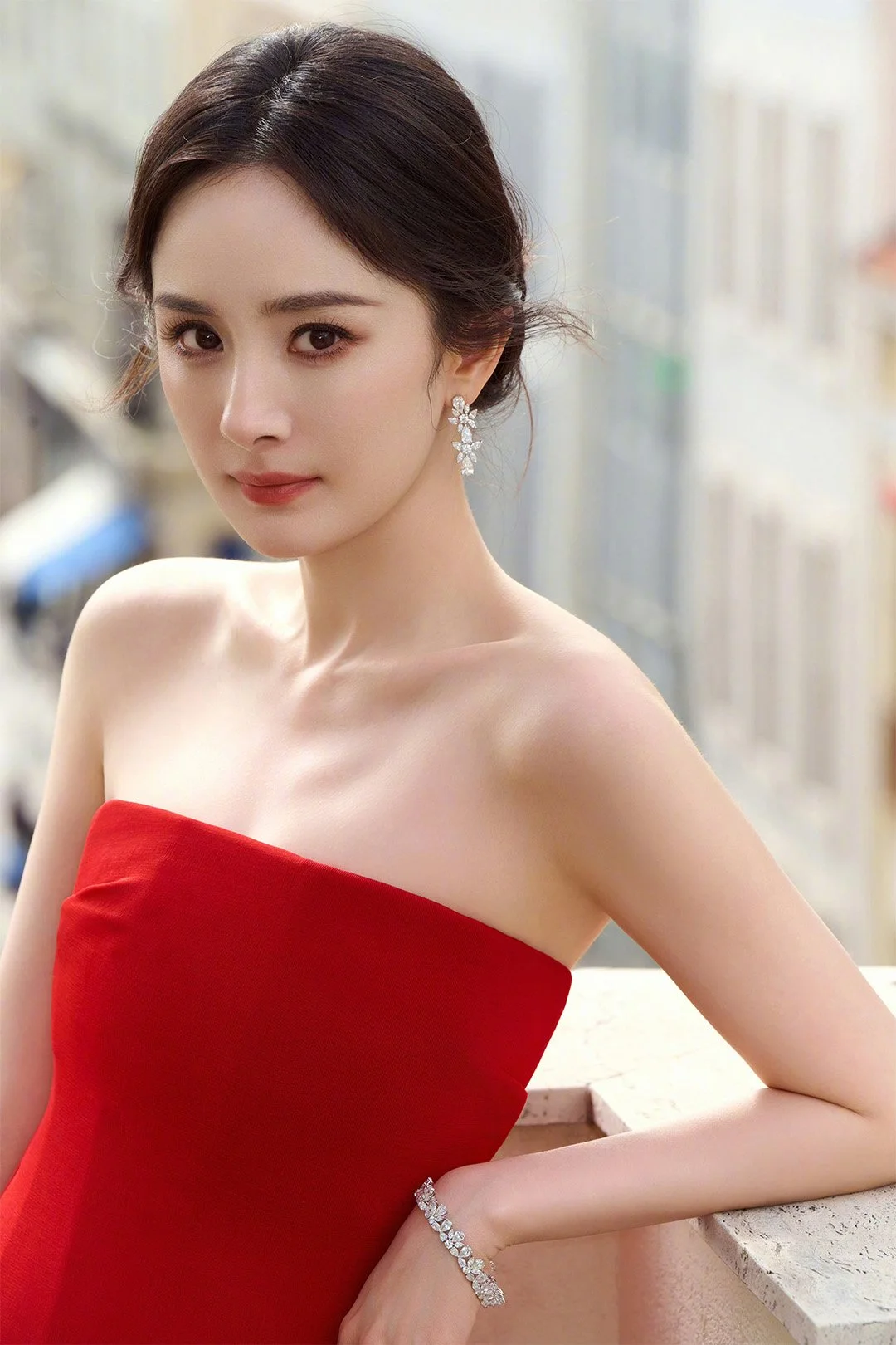 演员杨幂佩戴Chopard萧邦珠宝臻品出席“W戛纳电影之夜”活动 — Amazedaily