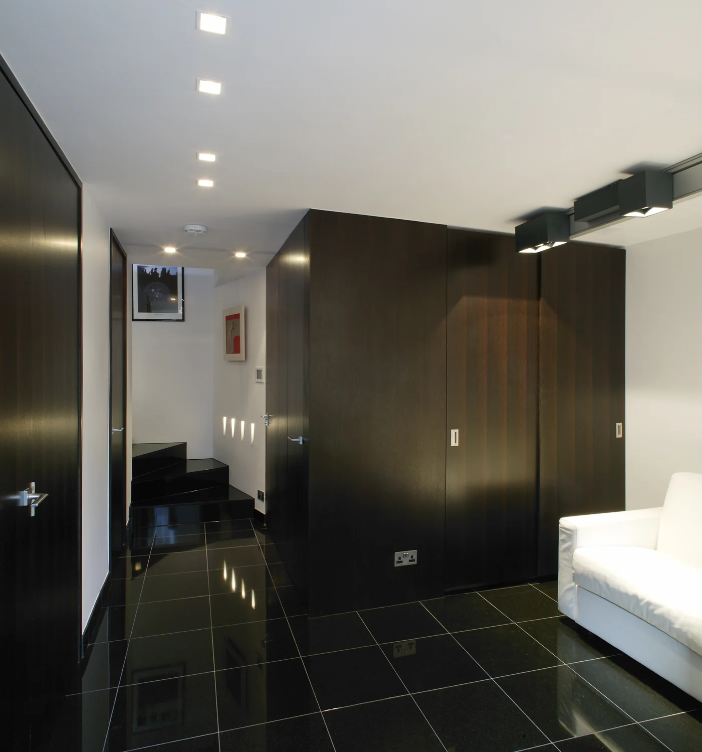 9 Catherine Wheel Yard 01.jpg