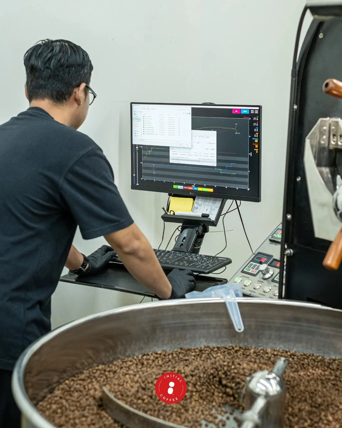 Di @initialcoffee.id, setiap biji kopi diproses untuk mengeluarkan karakter rasa terbaiknya mulai dari aroma, body, hingga aftertaste yang khas. 🍃

Karena kopi yang baik selalu dimulai dari proses yang tepat! 
___

Initial Coffee Roasters
Jl. Anjasm