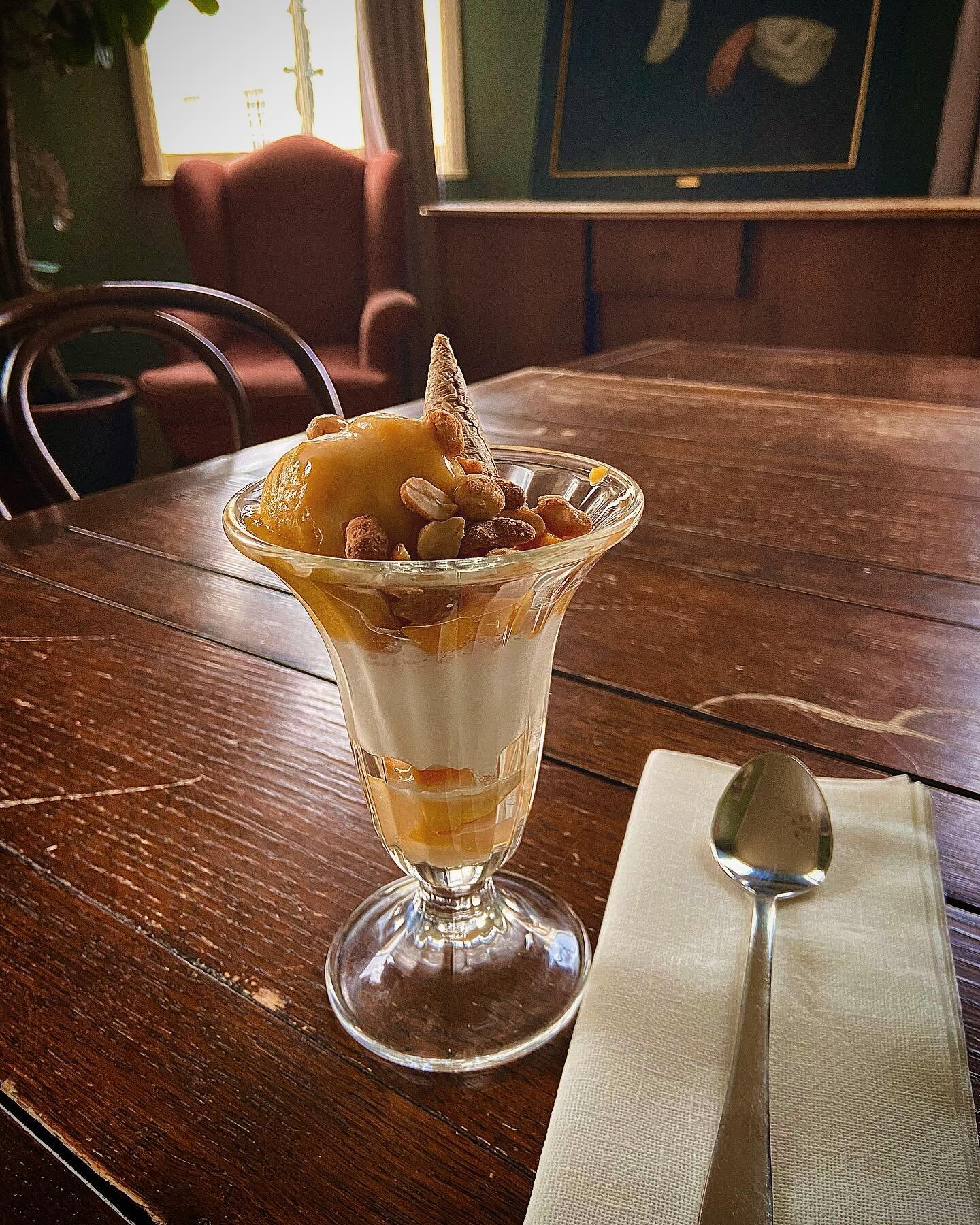 Fancy some dessert? Try our Mango Sundae. Fresh mango with vegan coconut ice cream, mango sorbet, cream of coconut and crushed peanuts. The feeling of summer. 
.
.
.
.#summer#icecream#tropical#dessert#summervibes#nottinghill#sweet#coconut
