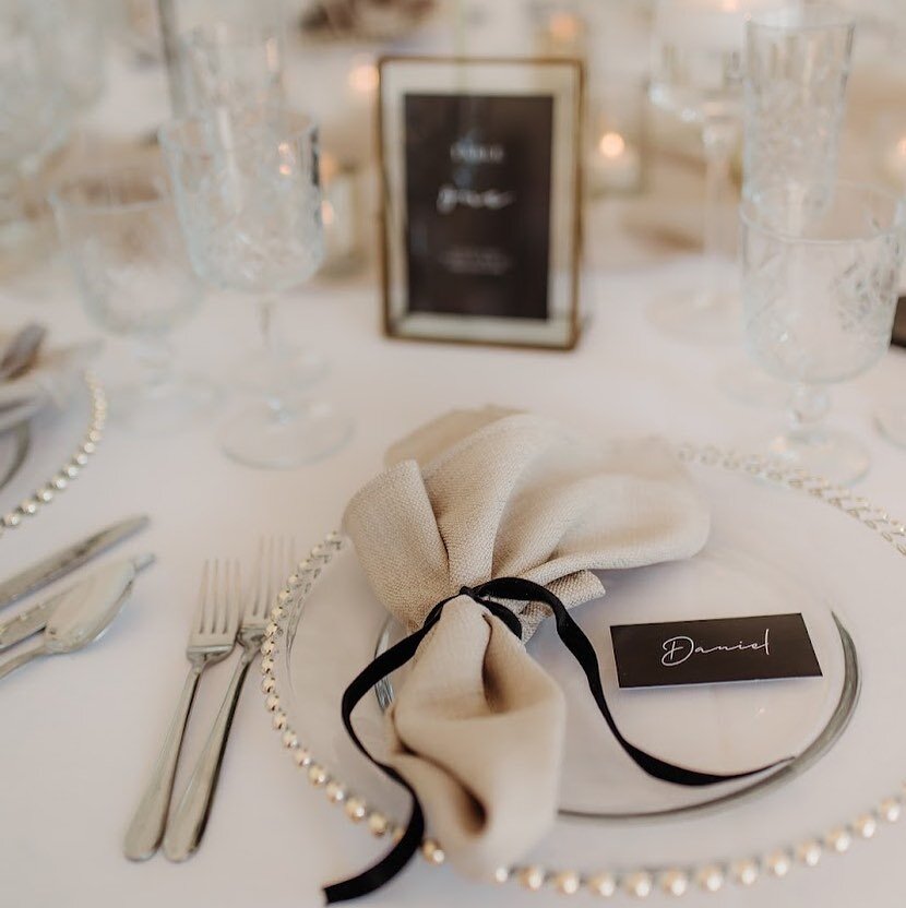 LITTLE DETAILS // 

Whether it be a beautifully draped napkin, bespoke stationery, or carefully curated candlelight&hellip; the little details really do make all the difference, and set your tablescape from from the rest! 

Styling &amp; Stationery @