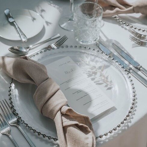 OH SO CHIC // 

A textured napkin in a tonal colour and a luxurious glass charger plate is a simple &amp; effective way to elevate your wedding tables to create an understated yet &lsquo;oh so elegant&rsquo; feel. 

#WeddingStyling #WeddingStylist #V