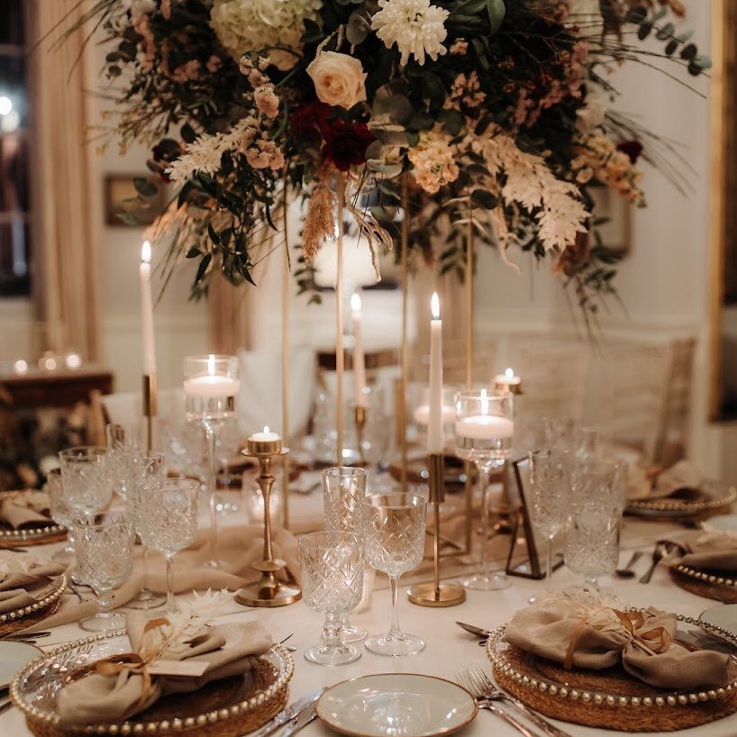 GOLDEN OPULENCE // 

No &lsquo;Blue Monday&rsquo; here&hellip; just beautiful golden tones with all the texture 🧡 

Styling &amp; Stationery @fine_and_dandy_events 
Florals @flowerbarnjenny 
Photography @essieloutriffittphotography 
Venue @norwoodng