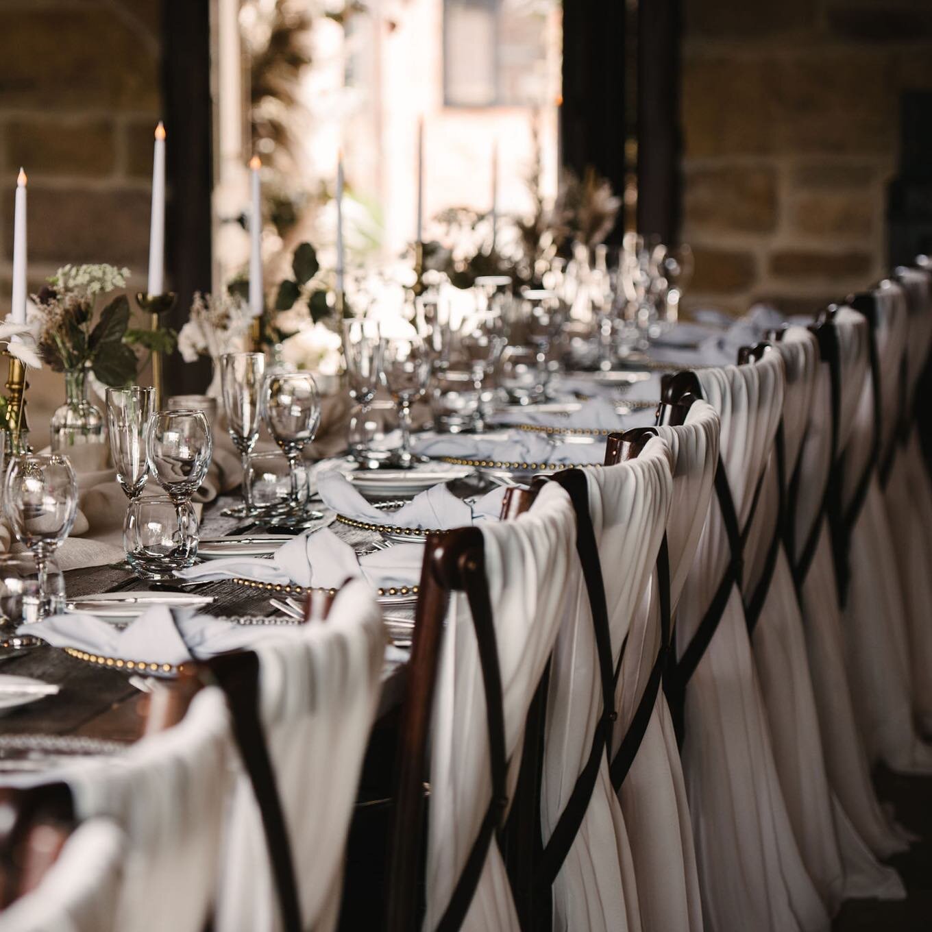 TOP TABLE VIBES // 

Rows of beautiful florals, draping silks, luxurious chargers, tonal napkins and twinkly candlelight = the ultimate top table in our opinion! 🤍 

Styling @fine_and_dandy_events 
Florals @theflowerplant 
Photography @katephoto 
Ve